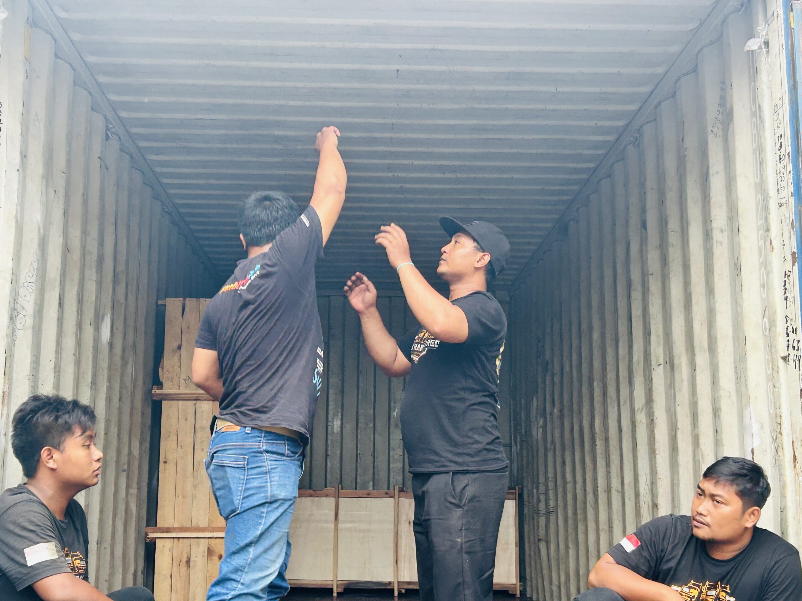 perbedaan ekspedisi laut dan udara ke palu