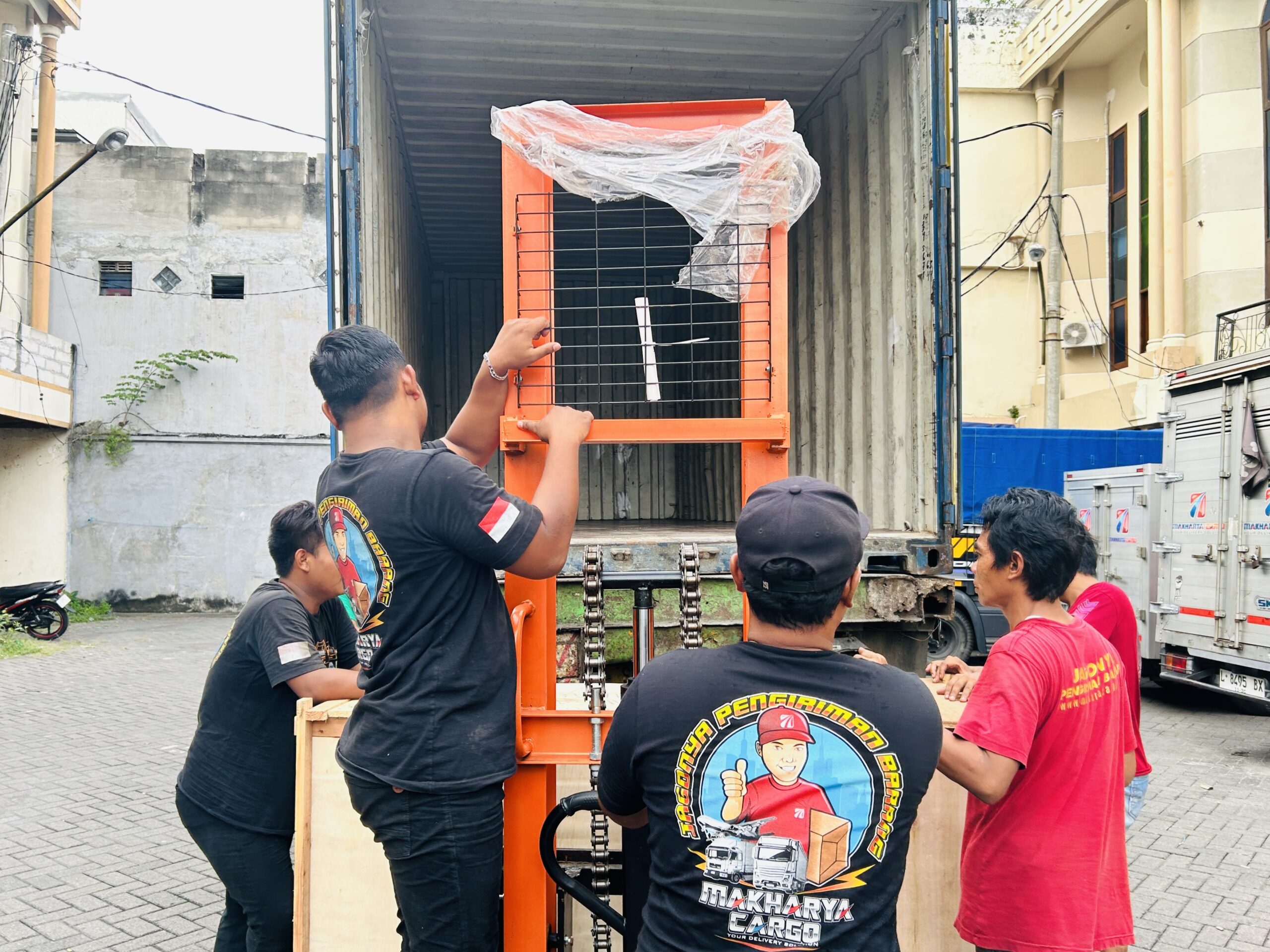 pengangkatan barang besar surabaya manado