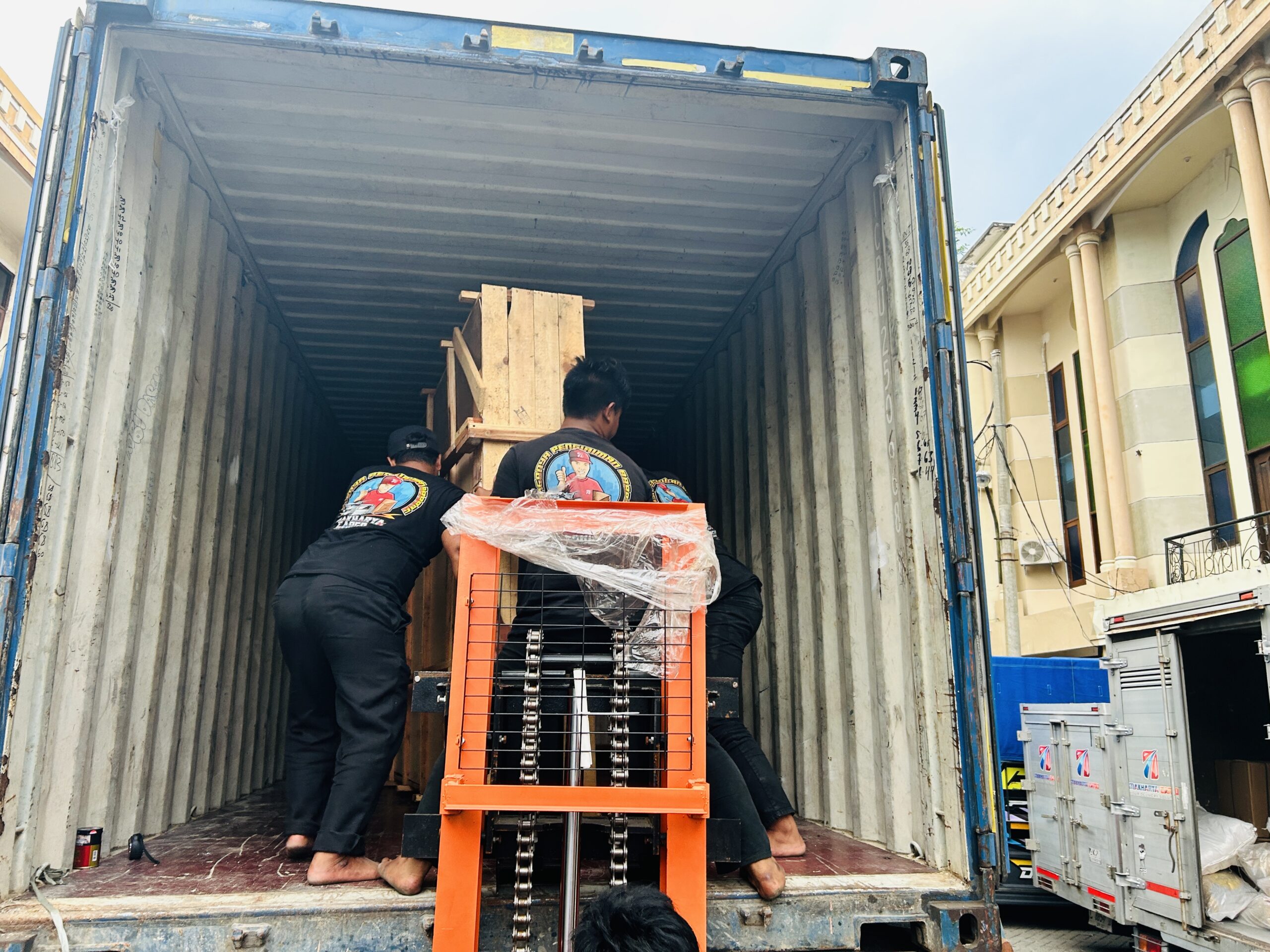 Ongkir cargo Surabaya Manado minimum 50 kg