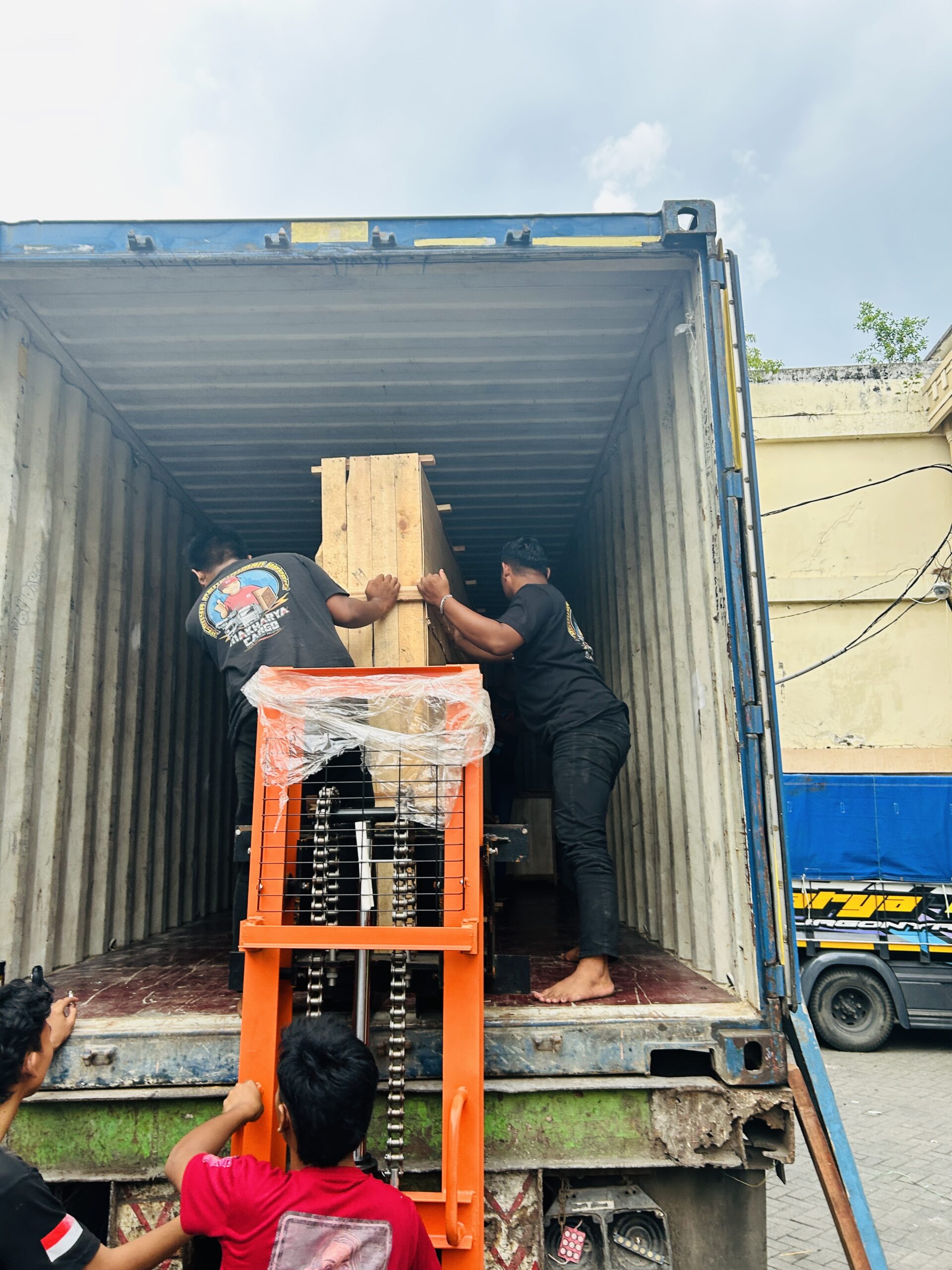 cargo laut surabaya palu untuk barang besar