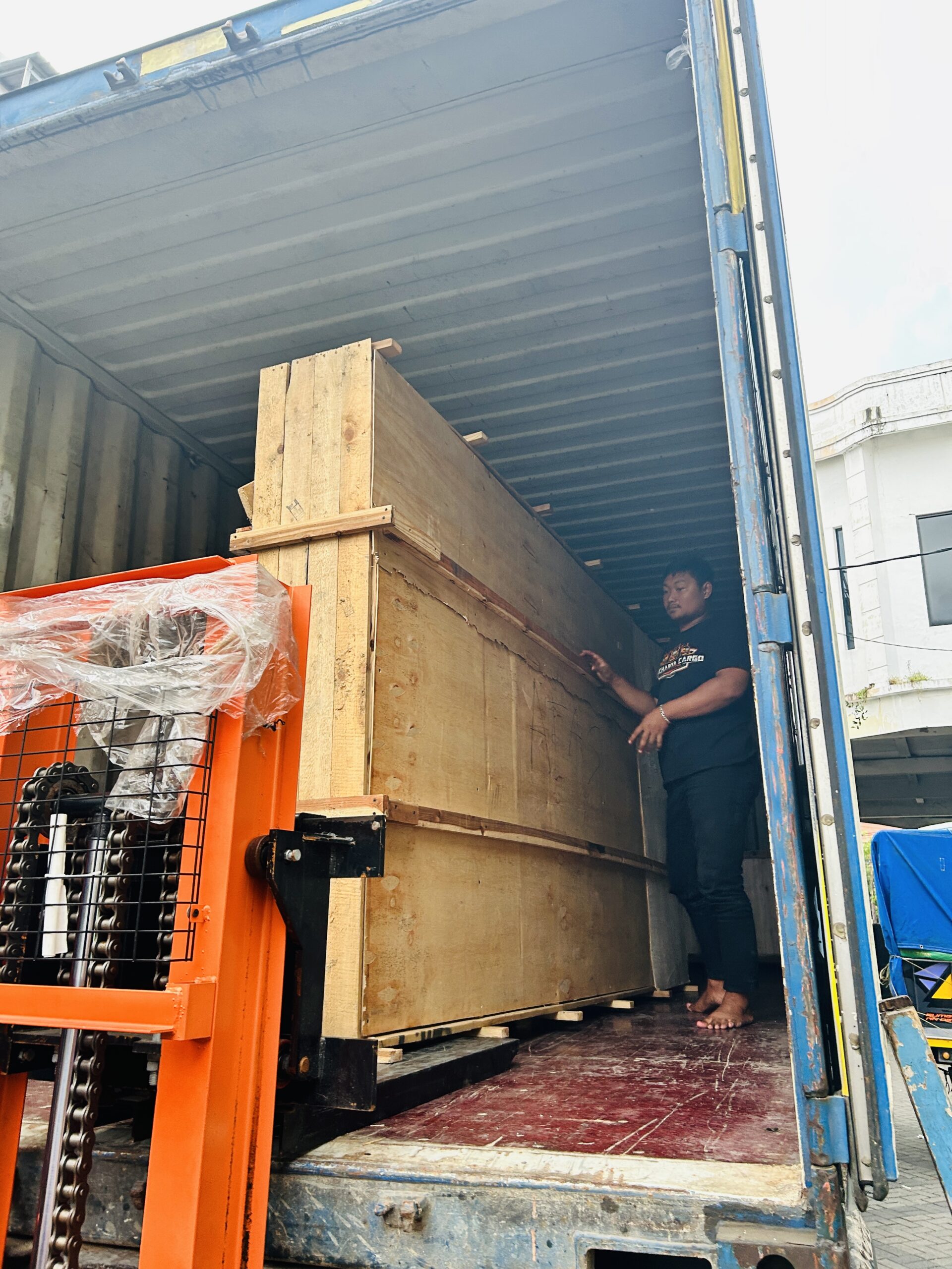 pengiriman barang container