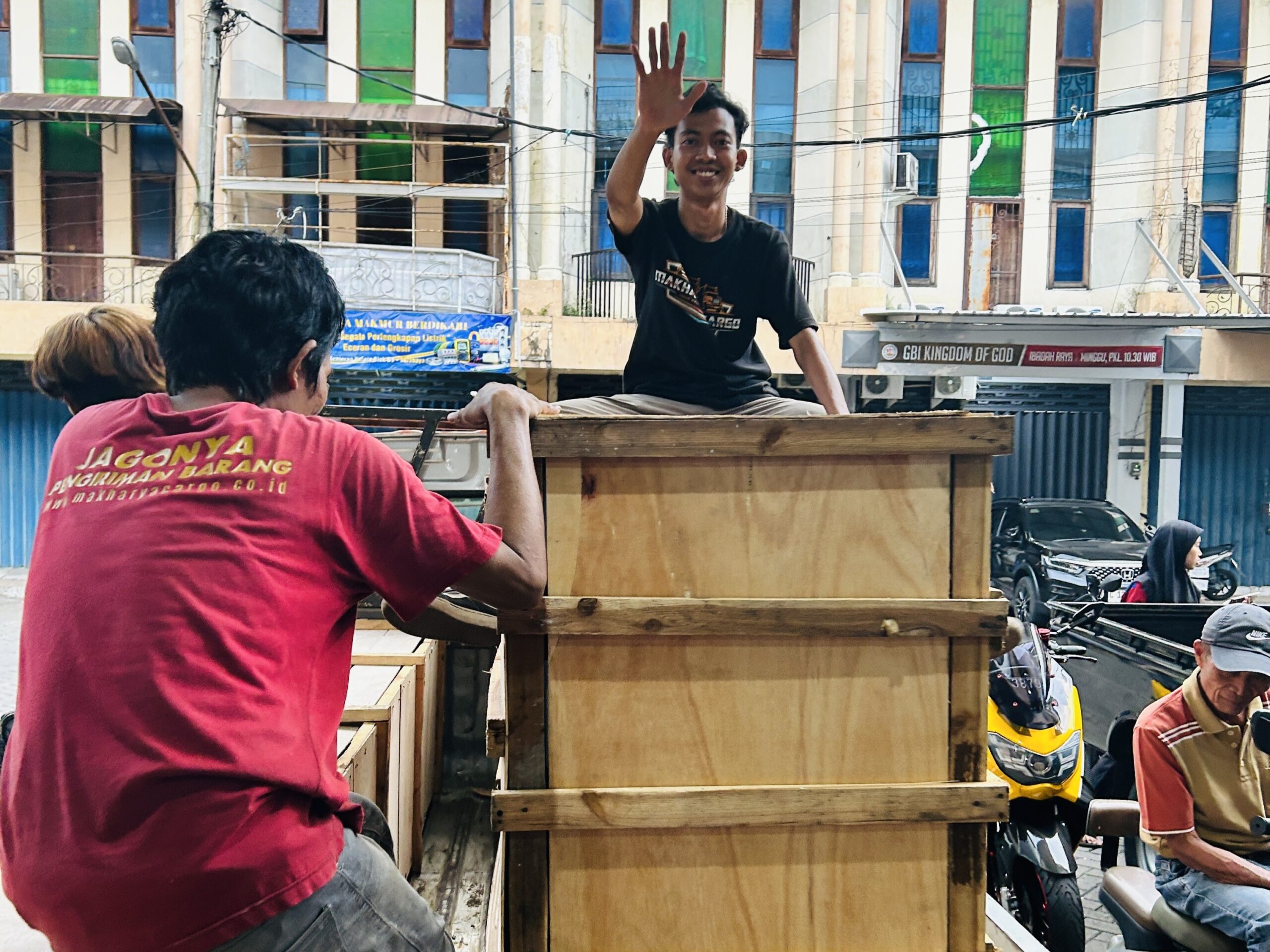 Tarif ekspedisi Surabaya Manado untuk bisnis