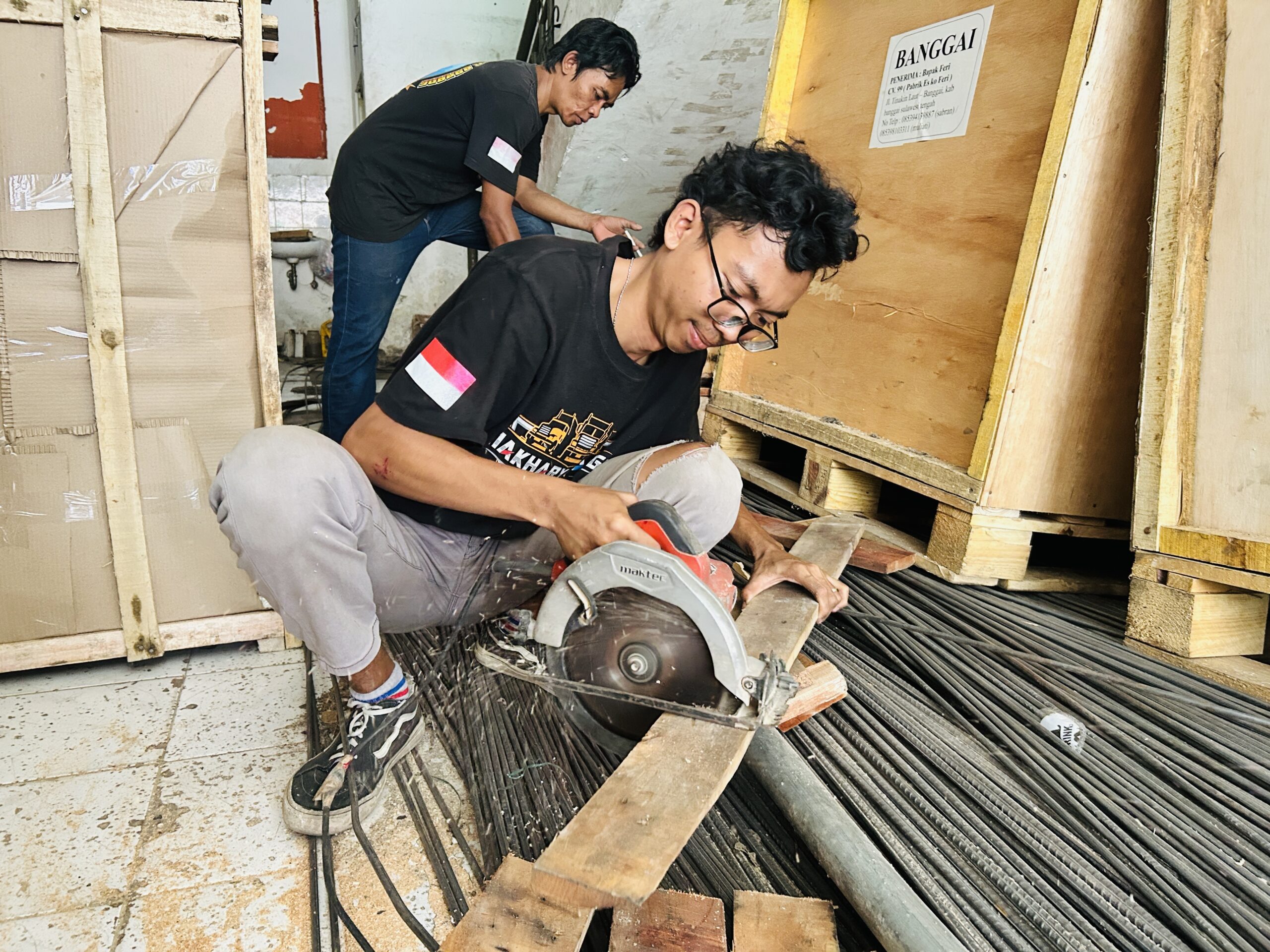 proses paking barang denganm tujuan surabaya manado