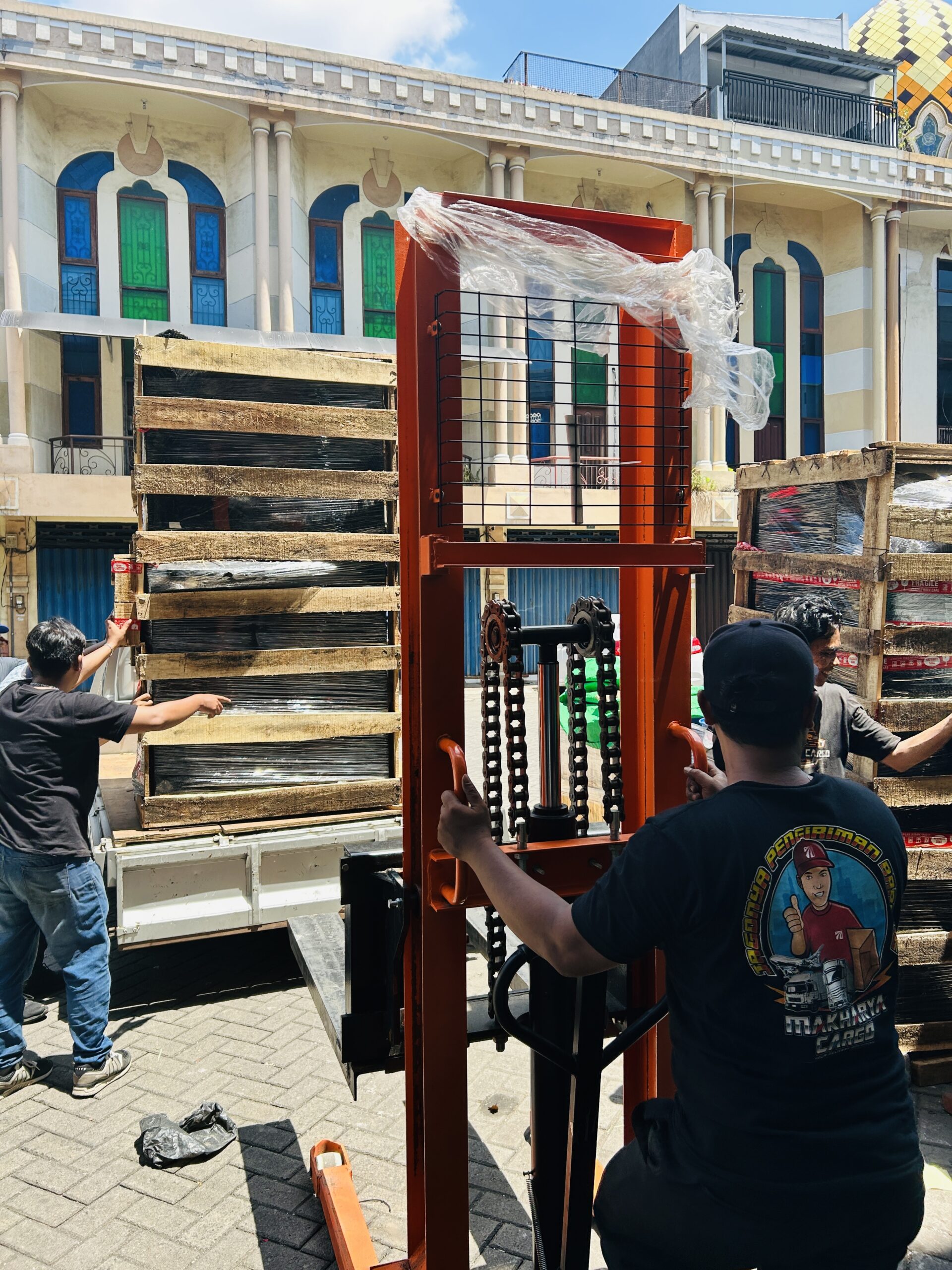 Berapa hari kirim barang dari Surabaya ke Manado?