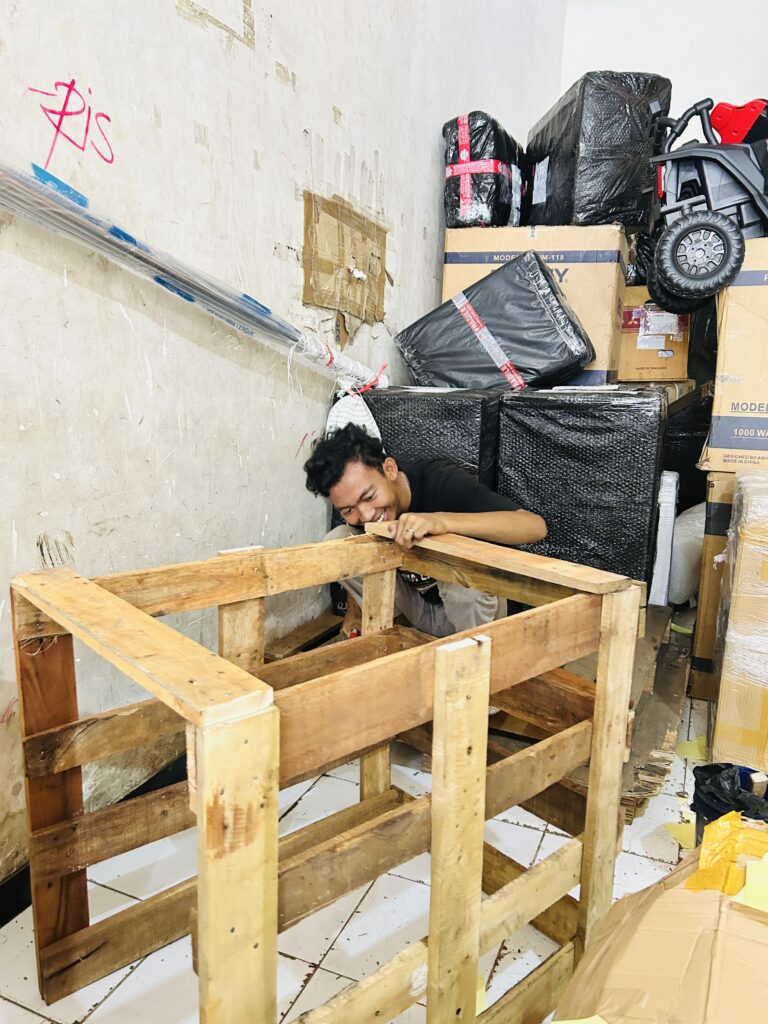 proses packing barang dgn tujuan surabaya manado