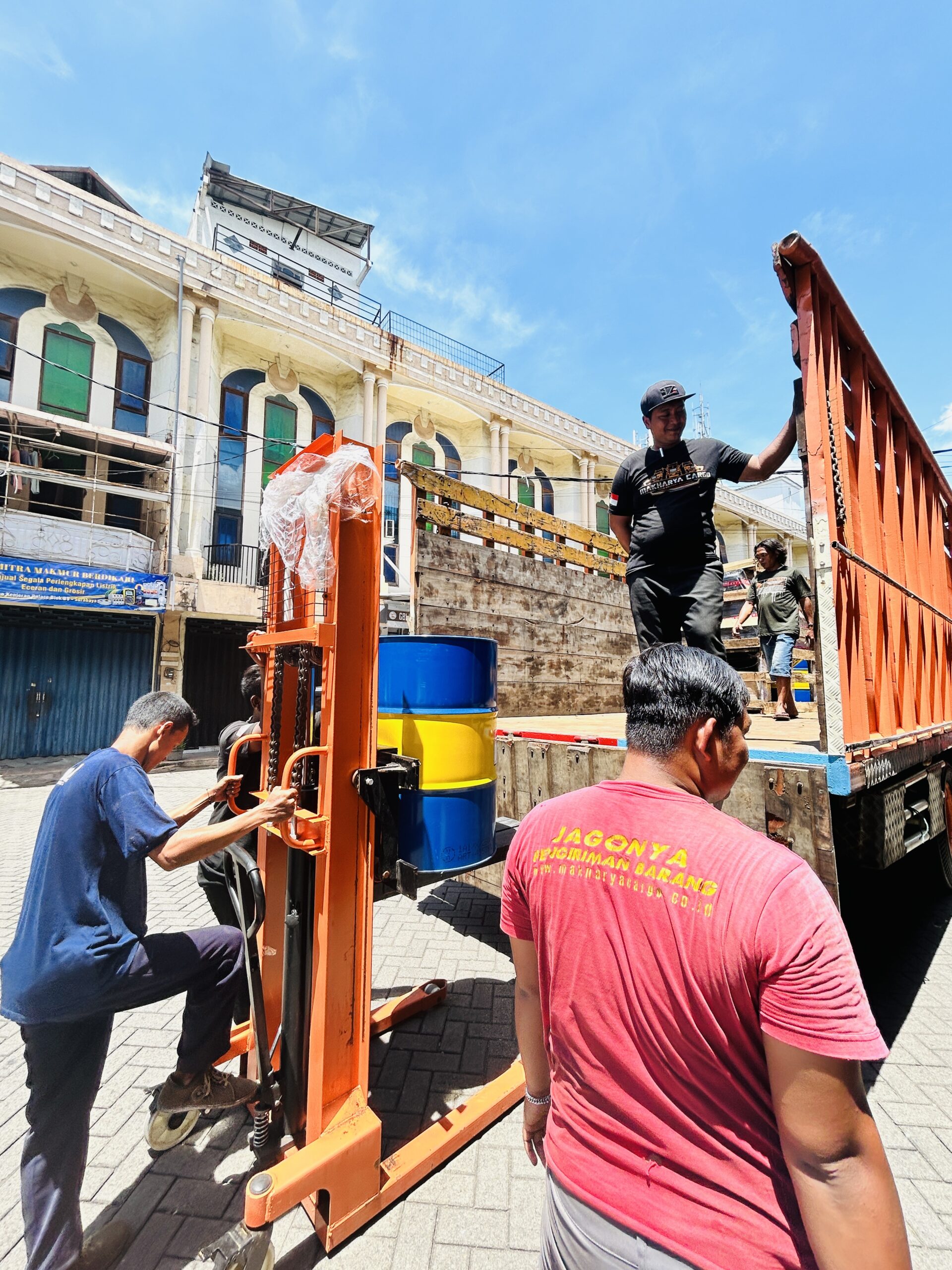 mana lebih hemat laut atau udara ke palu