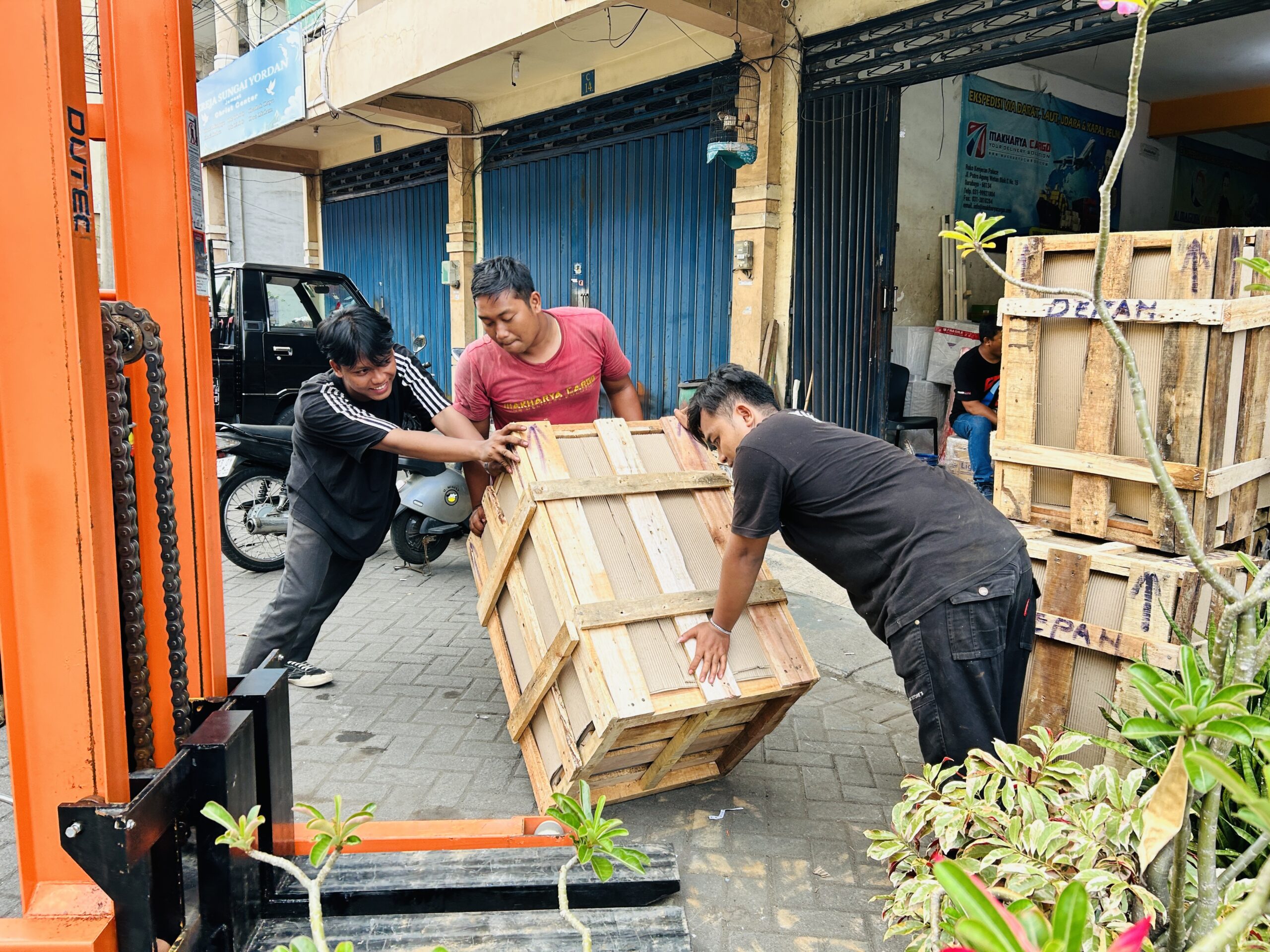 pengantaran barang surabaya manado