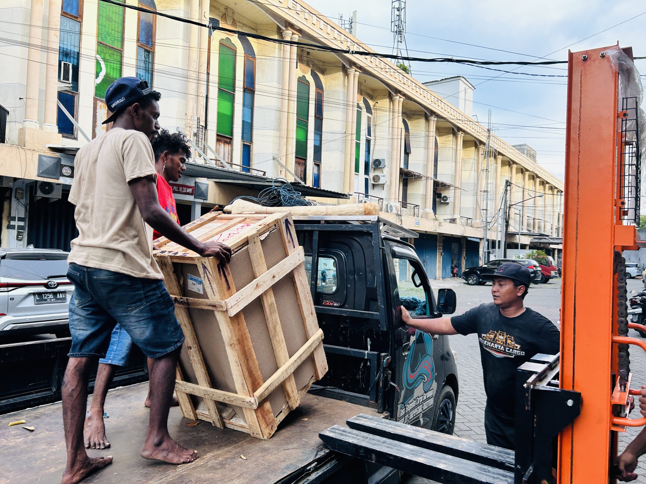 Cargo Surabaya ke Manado door to door murah