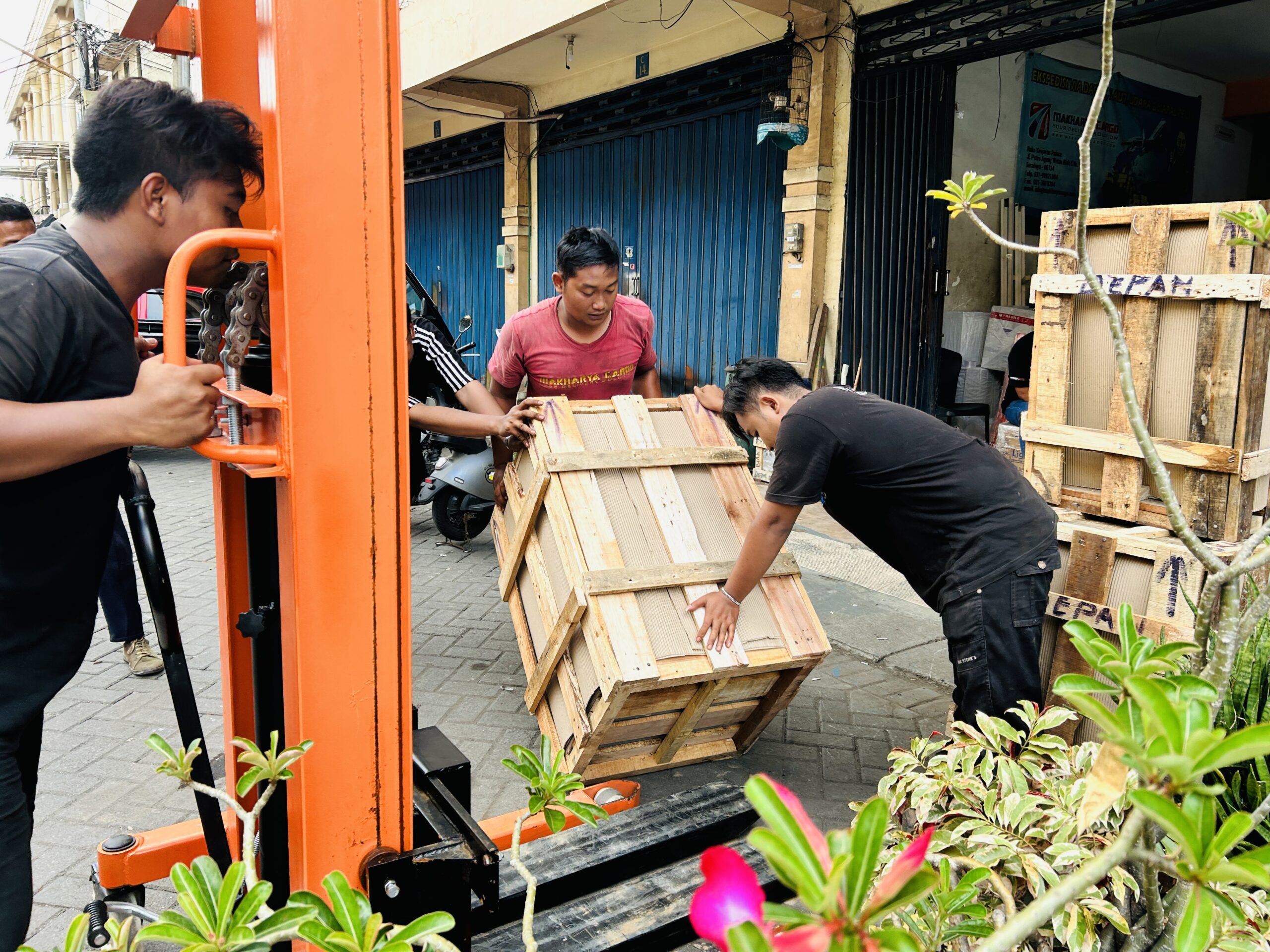 pengiriman barang surabaya manado