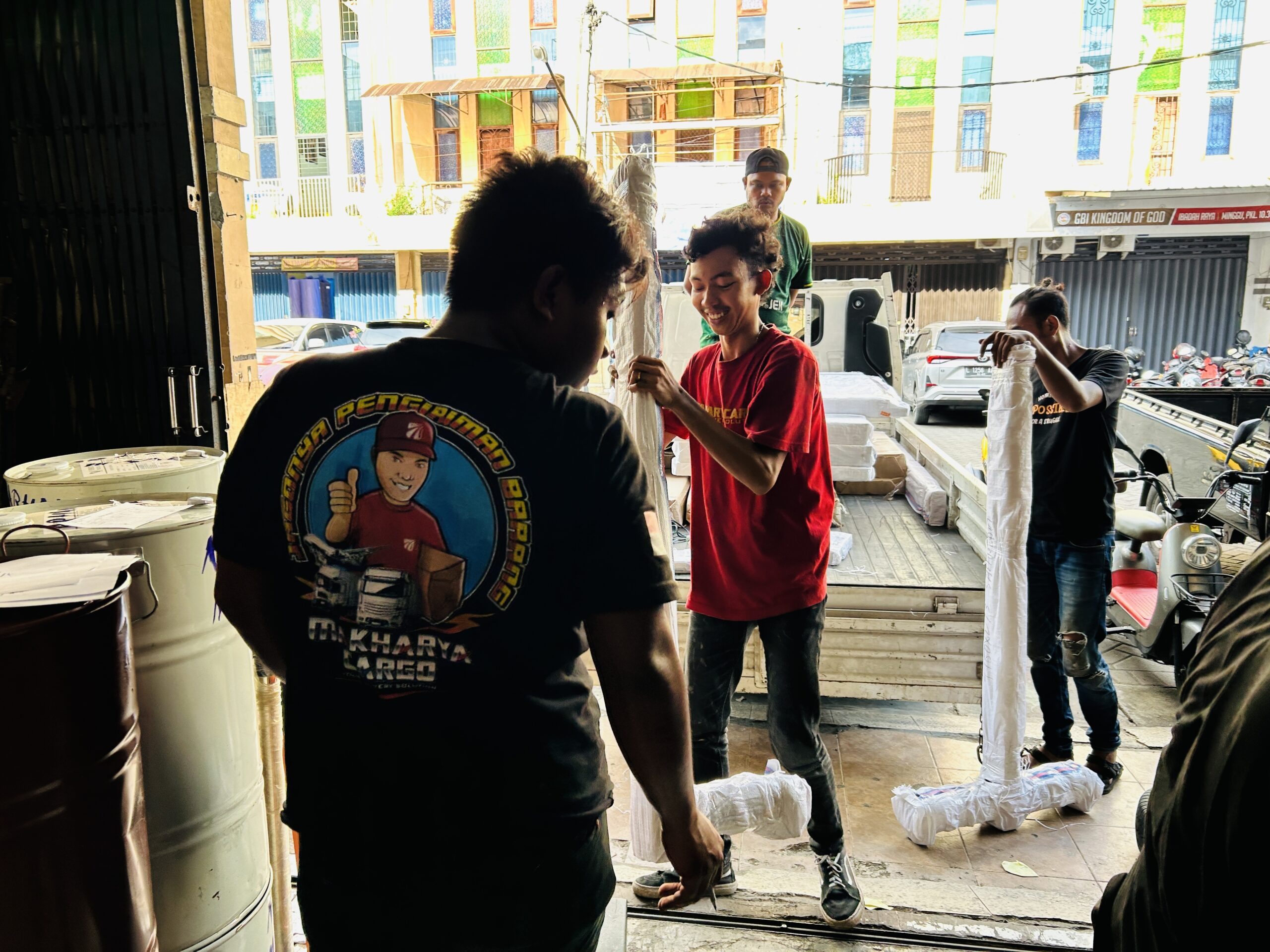 proses pick up barang oleh ekspedisi makharya cargo