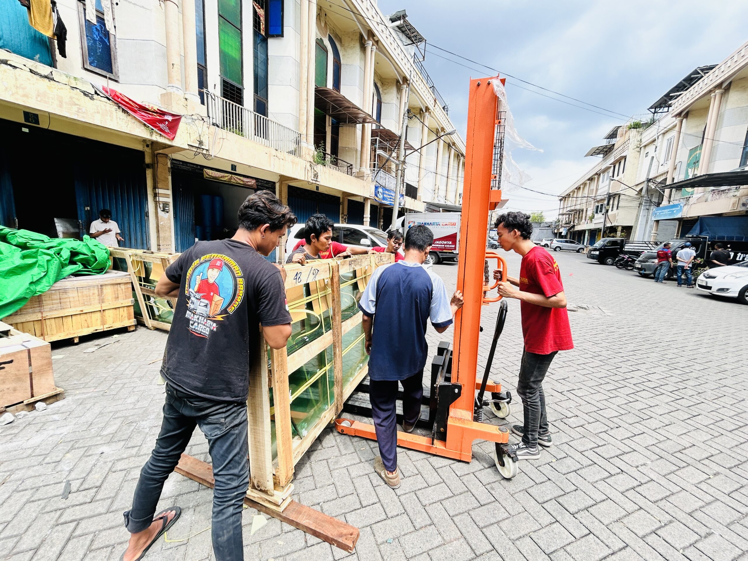 berikut adalah proses packing barang besar utk diantar dr surabayua ke kendari