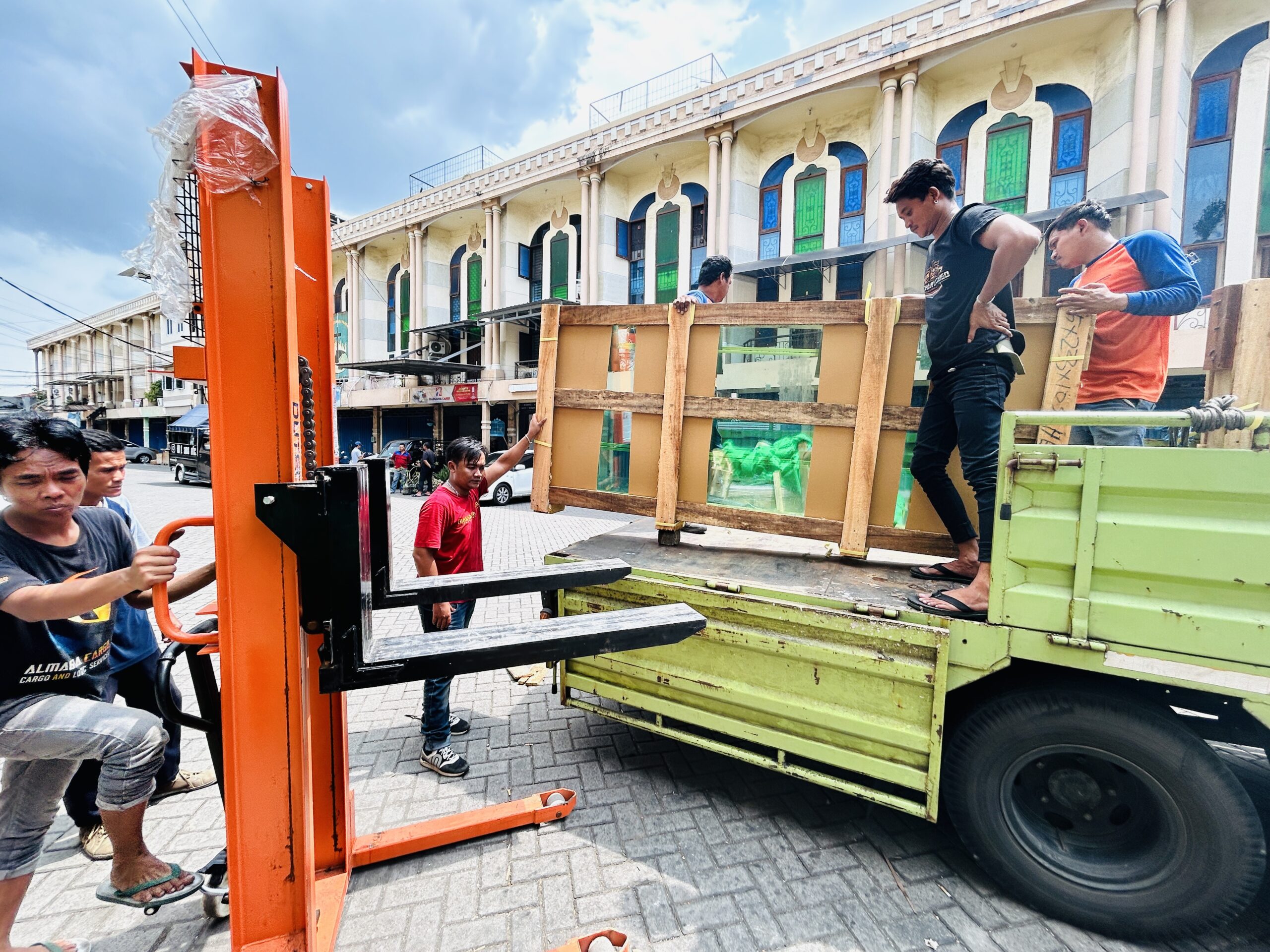 proses pengiriman barang via udara tujuan surabaya kendari