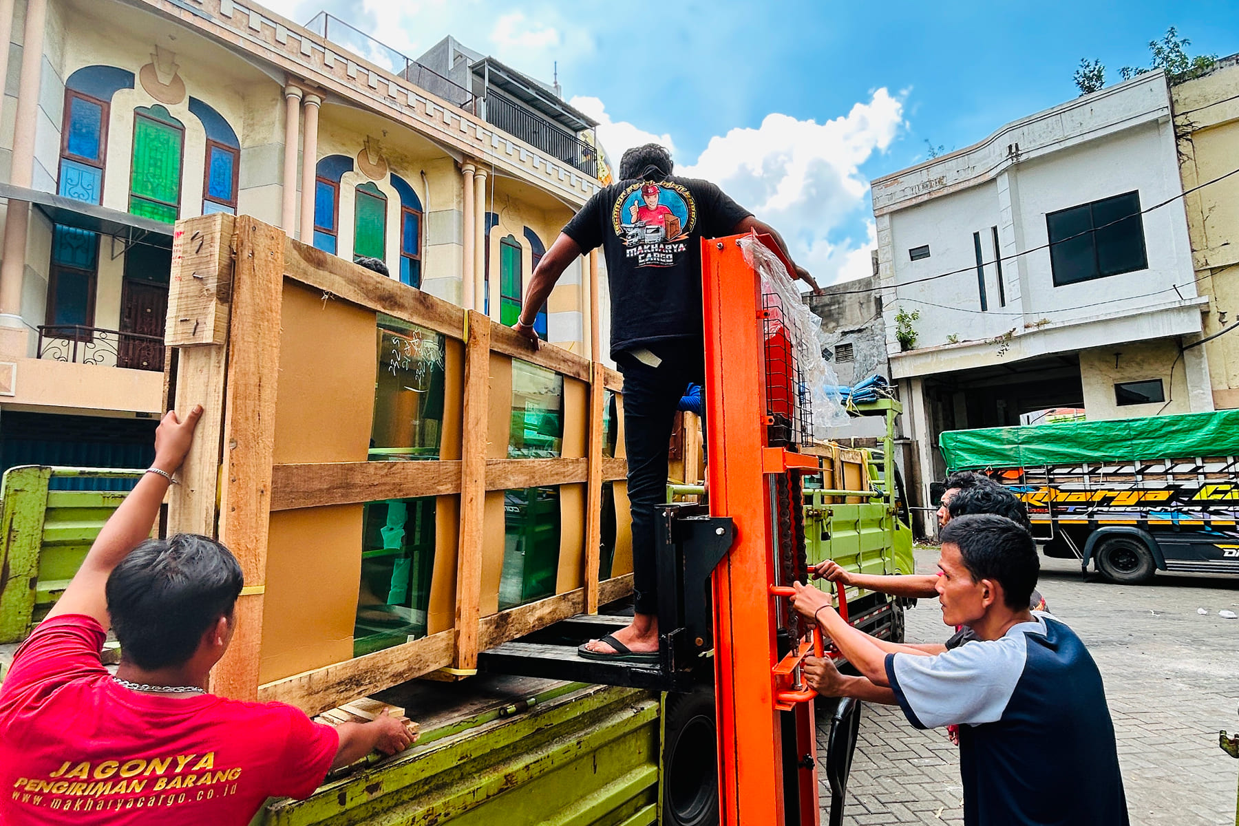 Estimasi pengiriman barang retail ke Palu