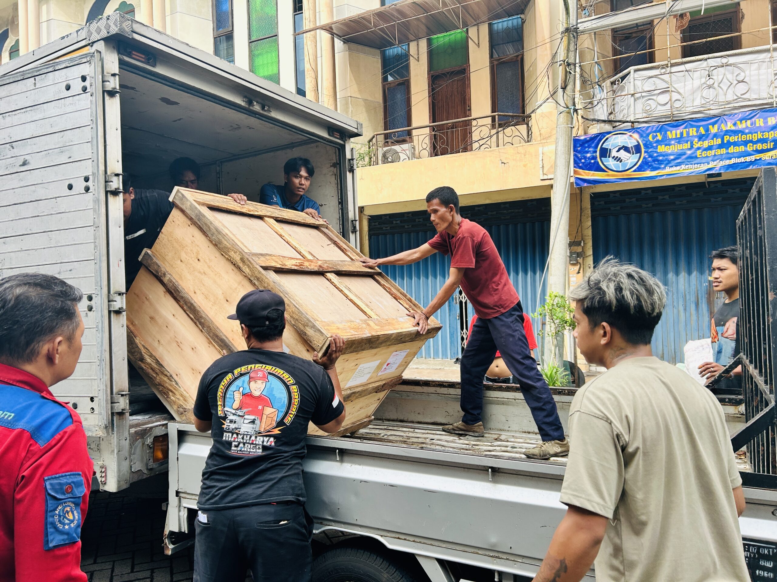 Perbandingan Jalur Laut dan Udara