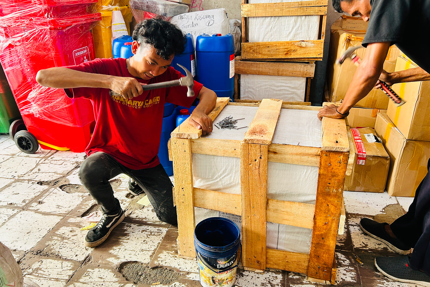 cargo laut vs udara dalam perbandingan biaya dan waktu pengiriman barang