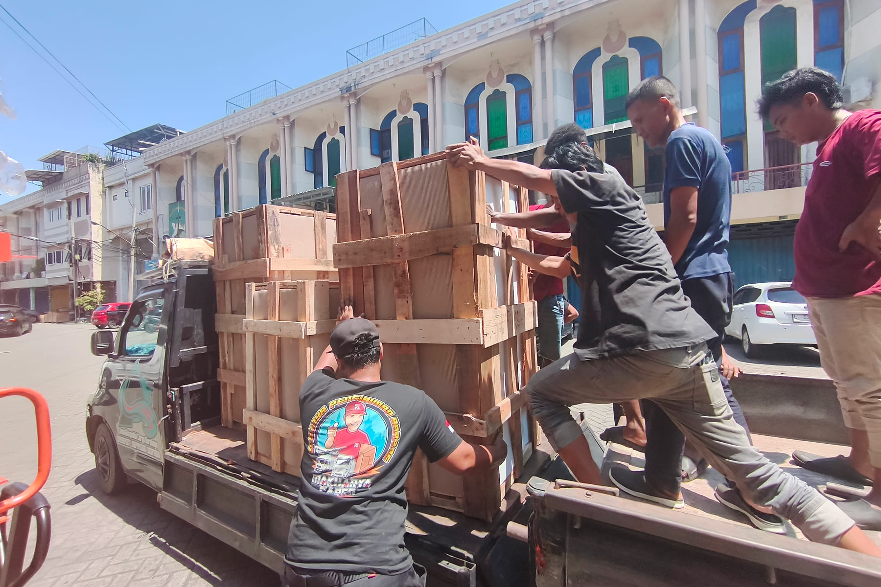 cargo proyek pengiriman untuk kebutuhan konstruksi dan industri