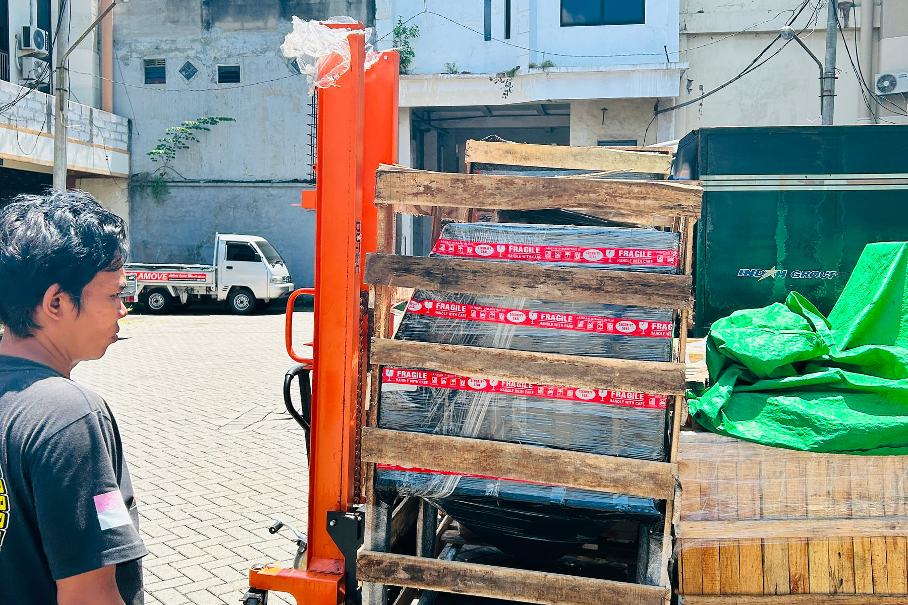 keberangkatan pengiriman sulawesi melalui jalur laut dari surabaya
