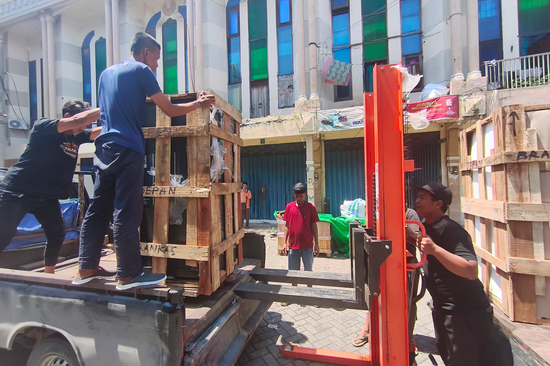 kirim alat berat proyek menggunakan layanan cargo antar pulau