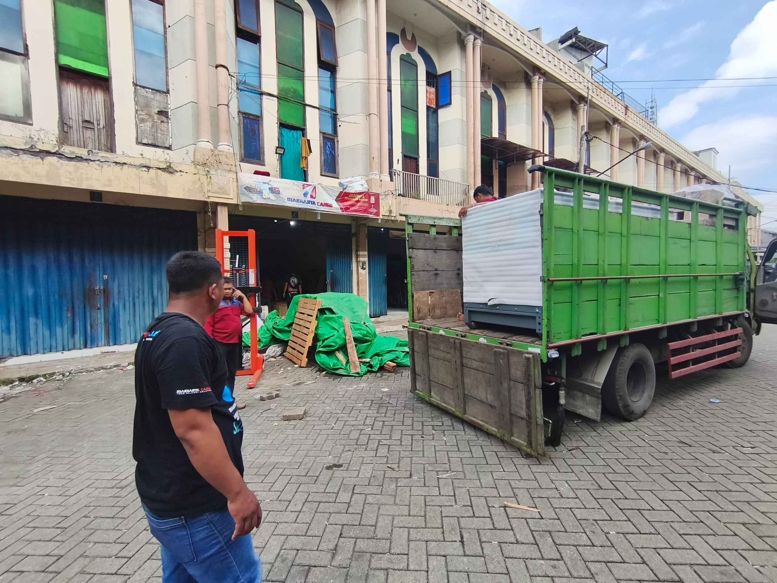 lama pengiriman ke luwuk banggai menggunakan kapal laut