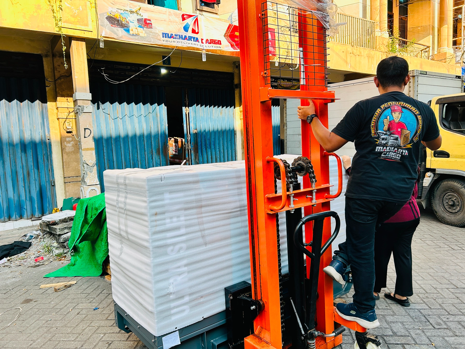 layanan cargo sulawesi untuk pengiriman barang antar pulau yang efisien