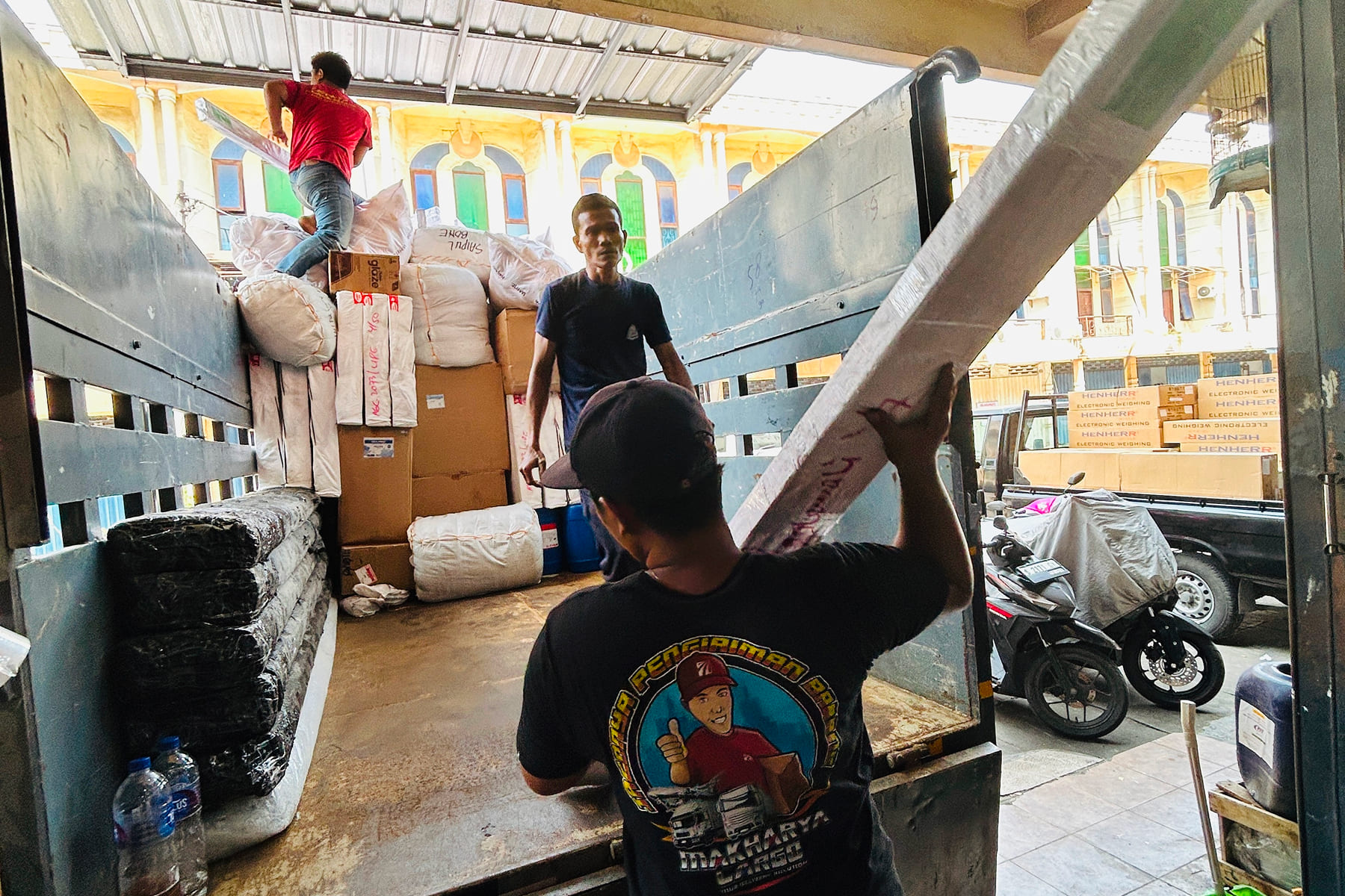 pengiriman barang berat menggunakan layanan cargo laut antar pulau