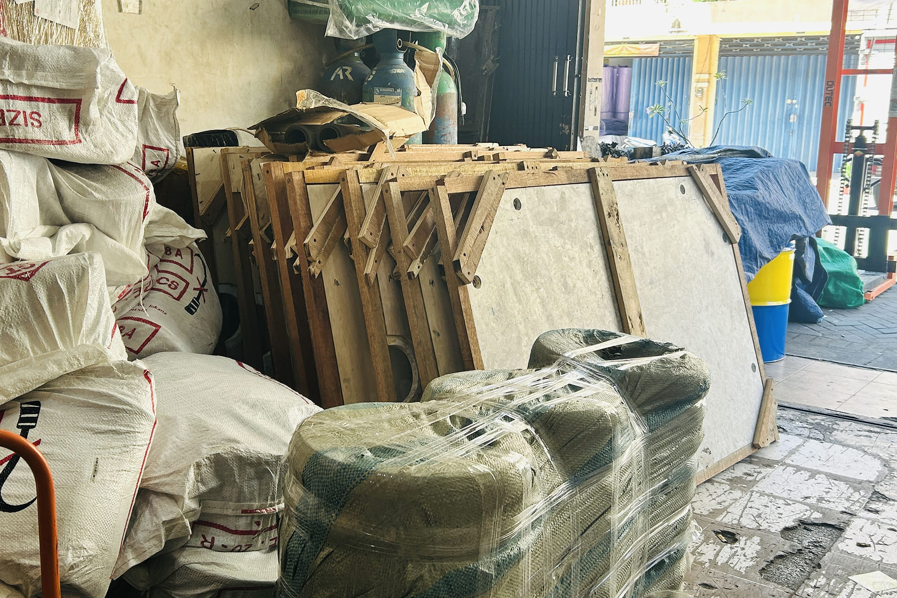 pengiriman partai besar untuk kebutuhan distribusi bisnis