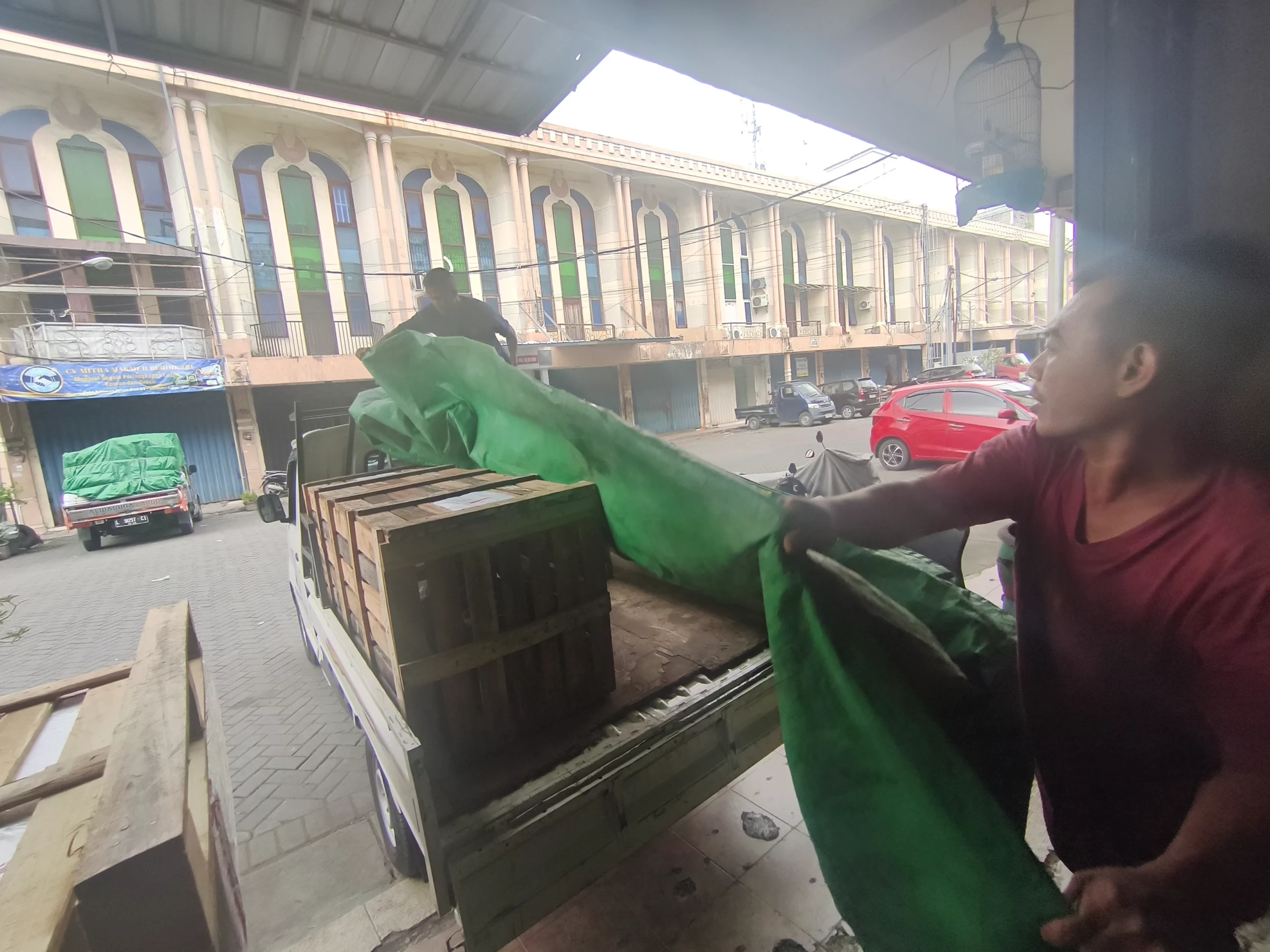 Biaya kirim barang ke Sorong menggunakan kapal reguler dan kapal cepat