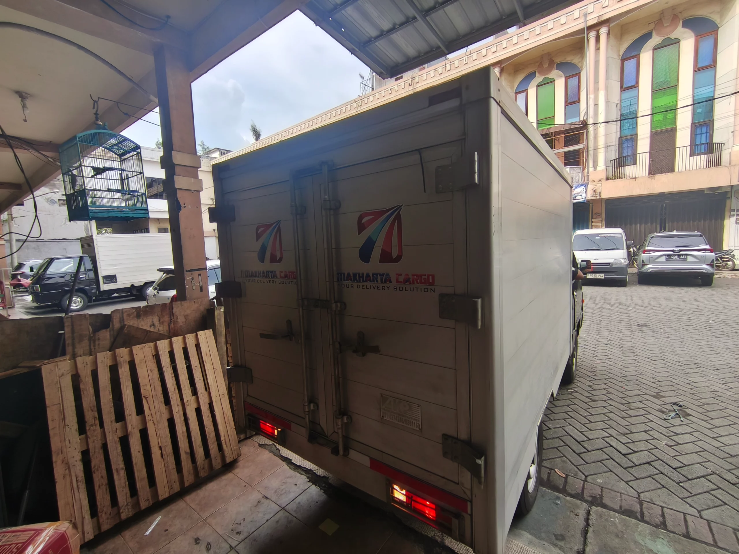 cargo aman ke jayapura dengan packing kayu dan pengamanan barang