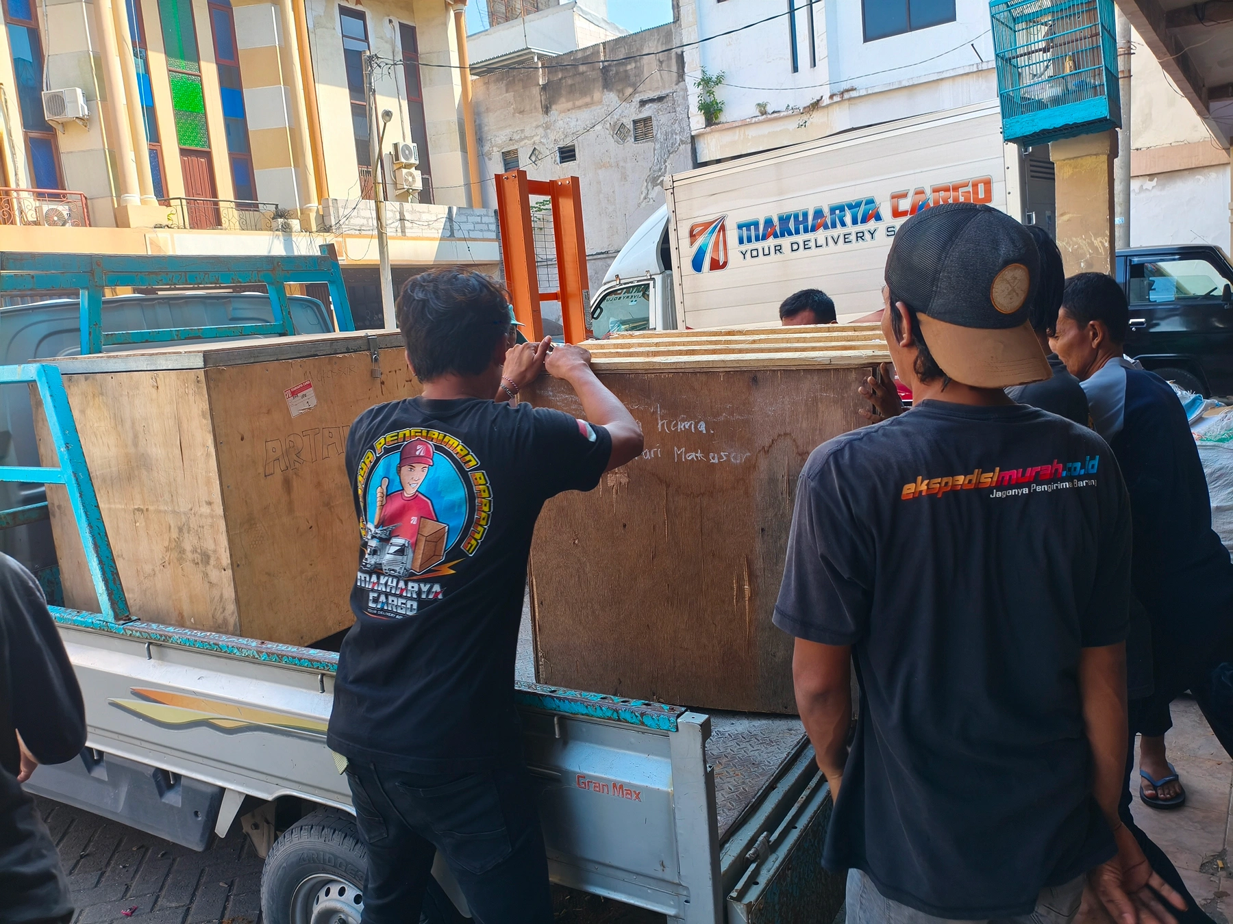 layanan cargo kendaraan untuk pengiriman mobil dan motor ke papua