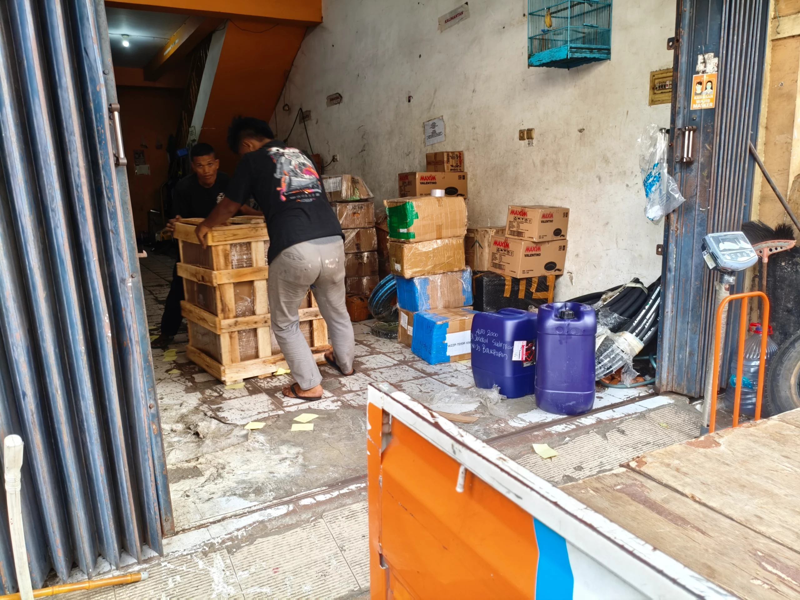 cargo motor sorong saat proses loading ke dalam container