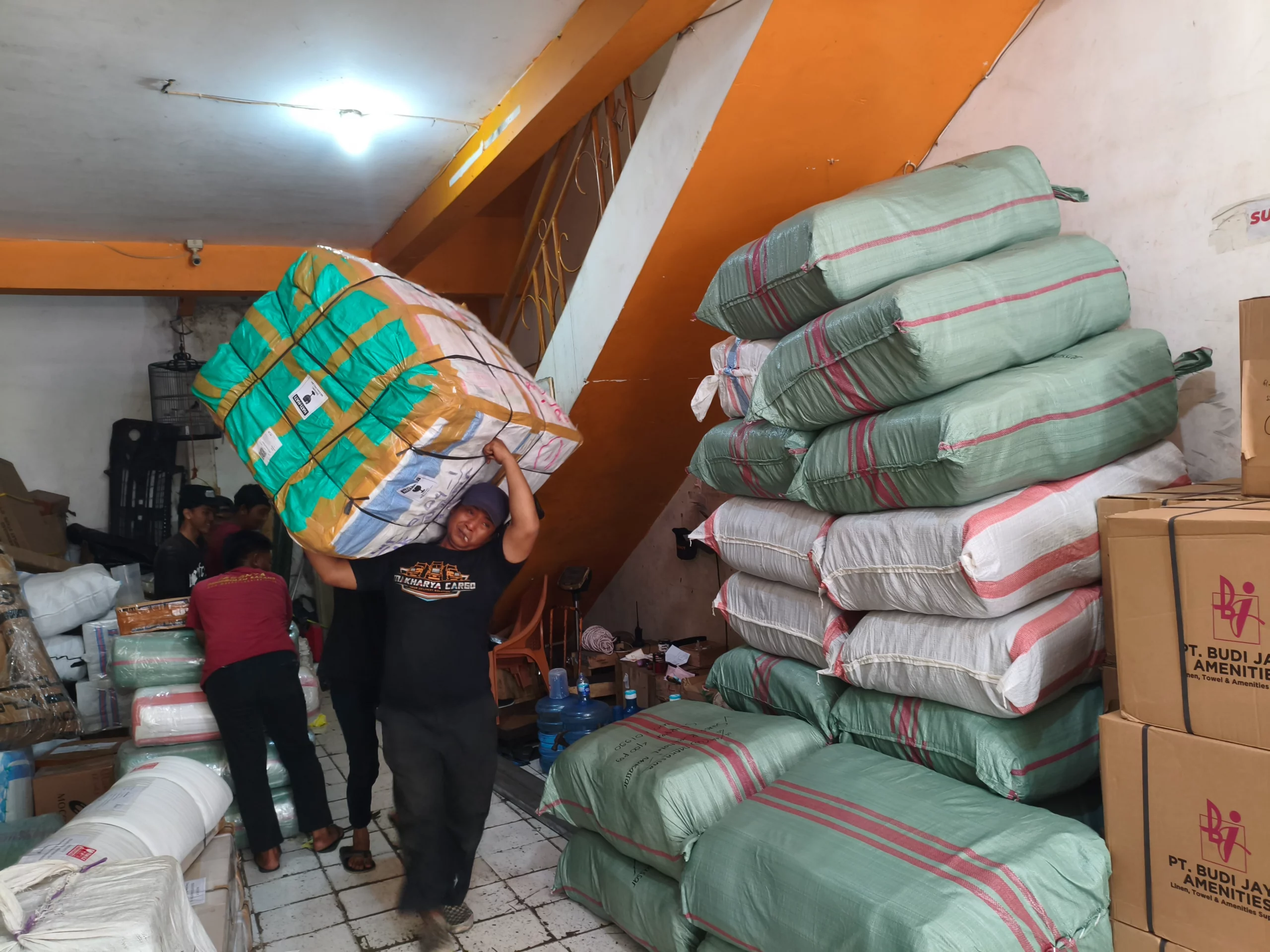 Cargo partai besar untuk distribusi grosir Surabaya Jayapura