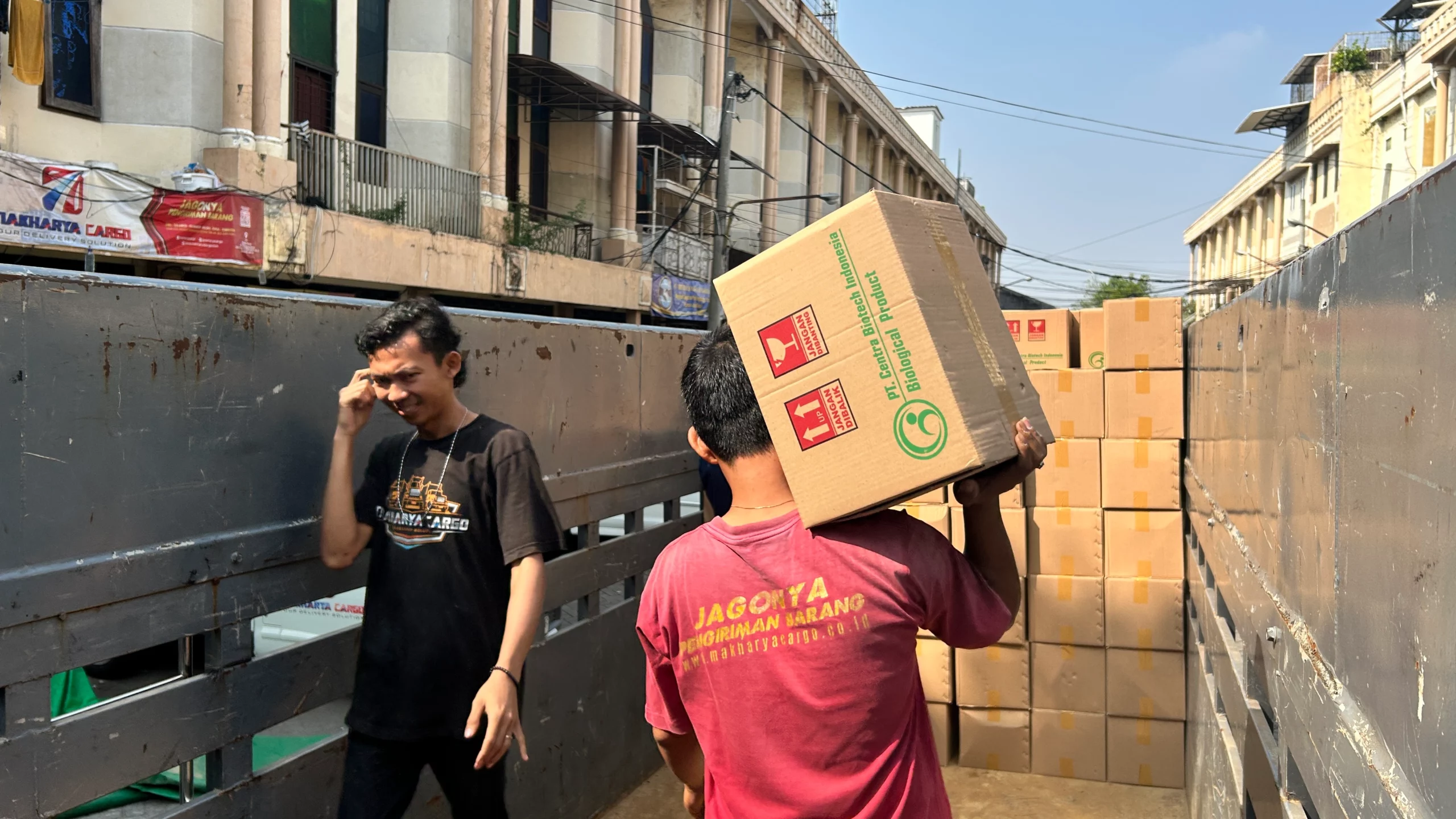 Petugas melakukan hitung volume cargo sebelum pengiriman laut