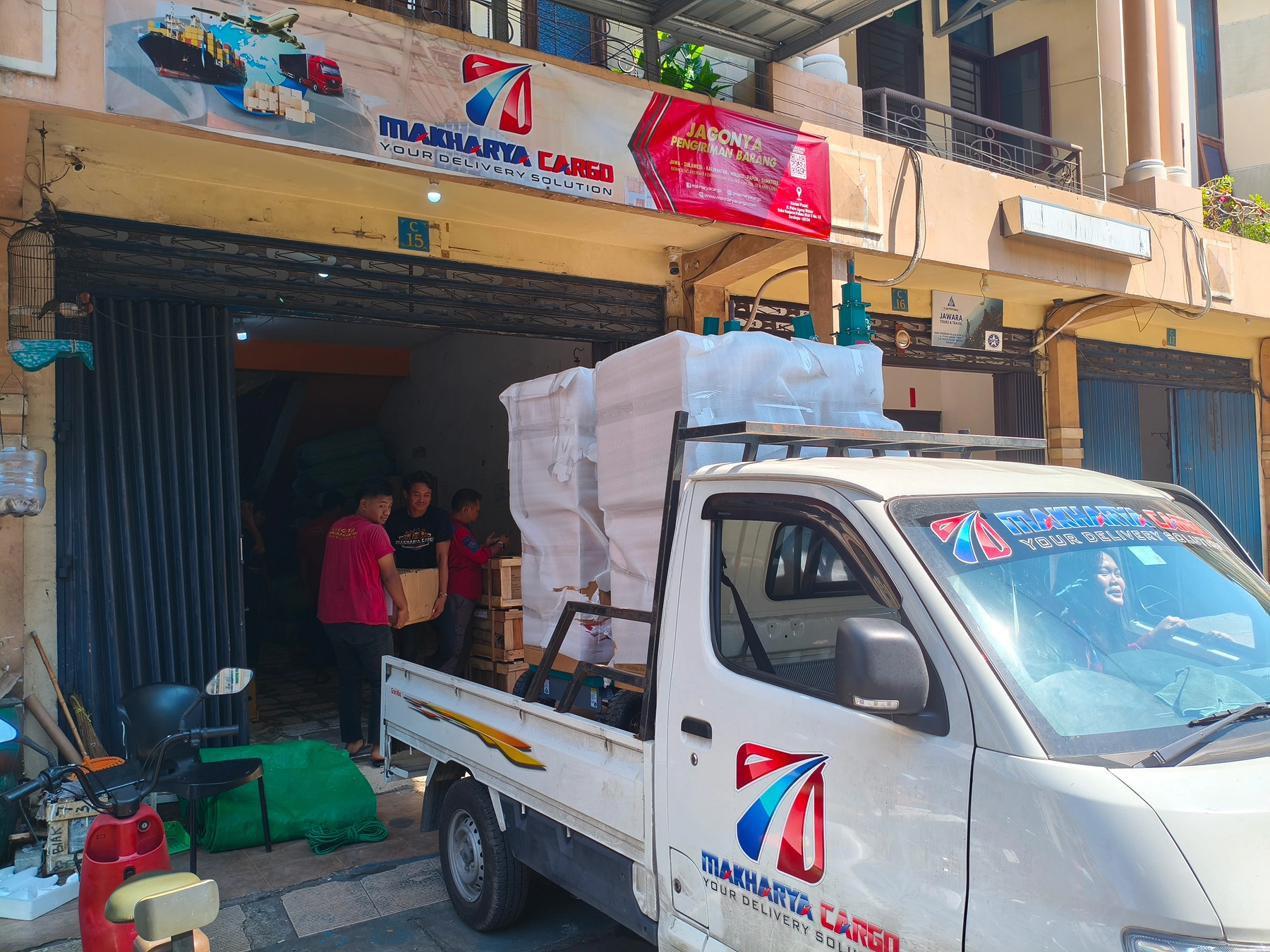 kirim elektronik dan furniture ke Papua dengan packing aman