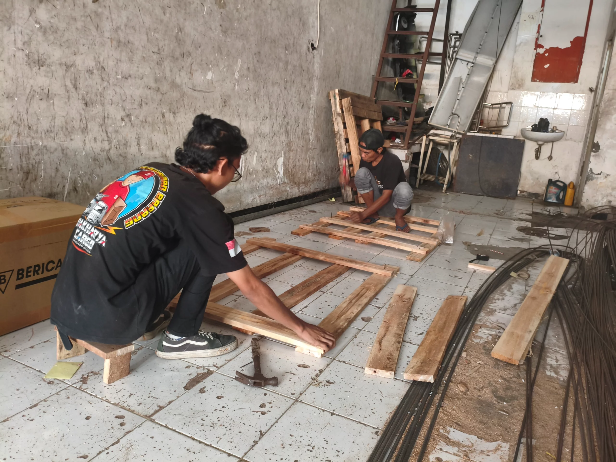 packing barang besar sorong menggunakan pallet dan container