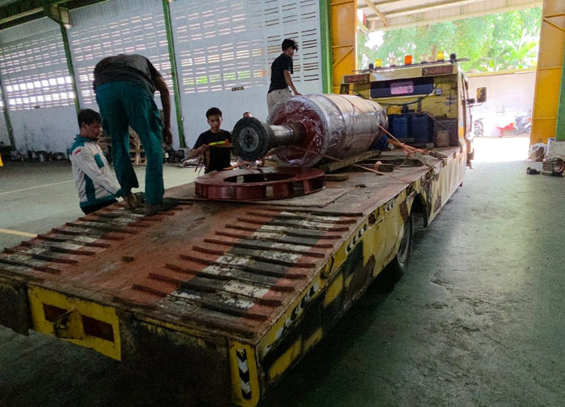 Packing barang pecah belah menggunakan bubble wrap dan foam pelindung