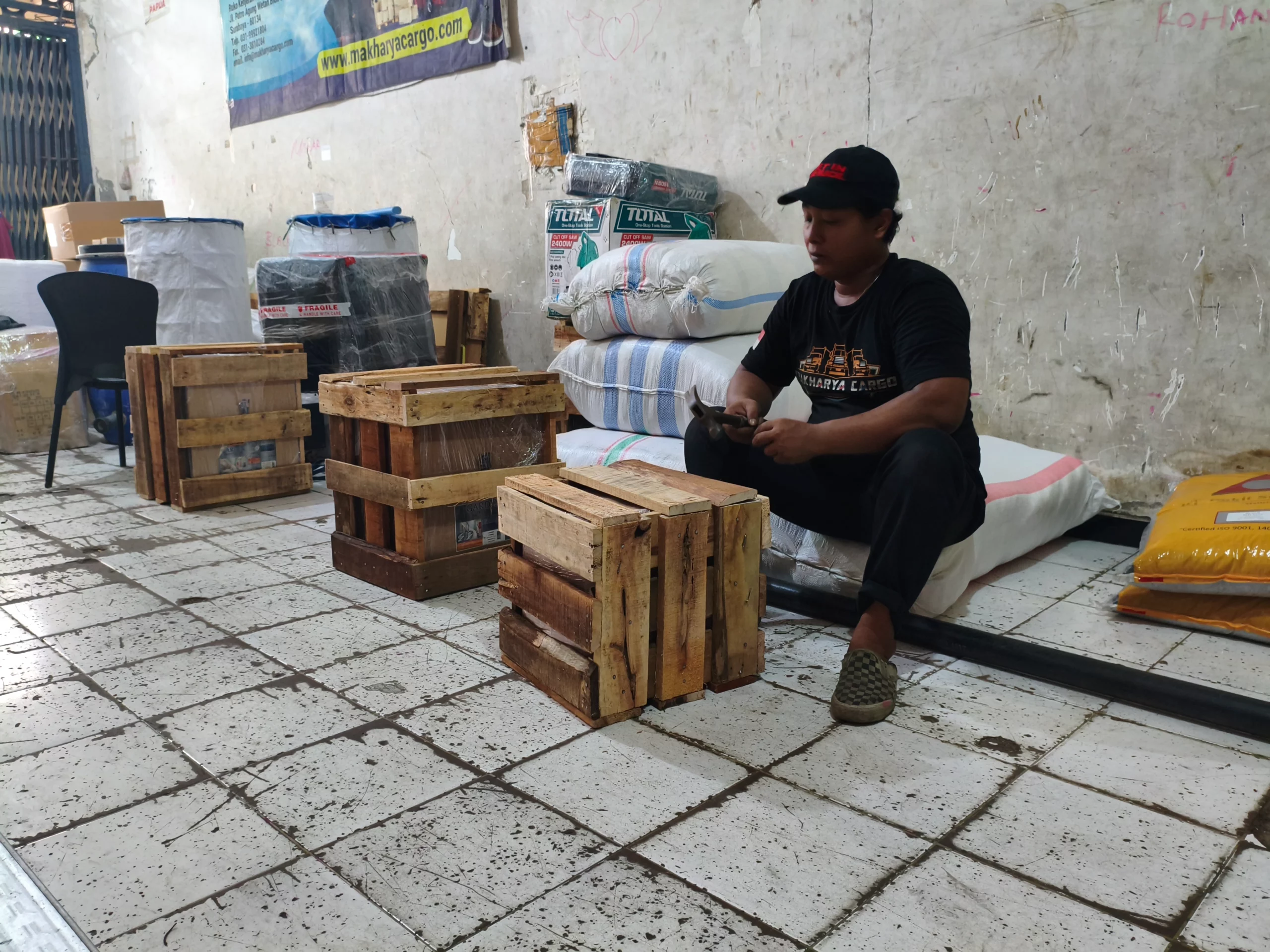 packing cargo aman dengan packing kayu ekspedisi sorong