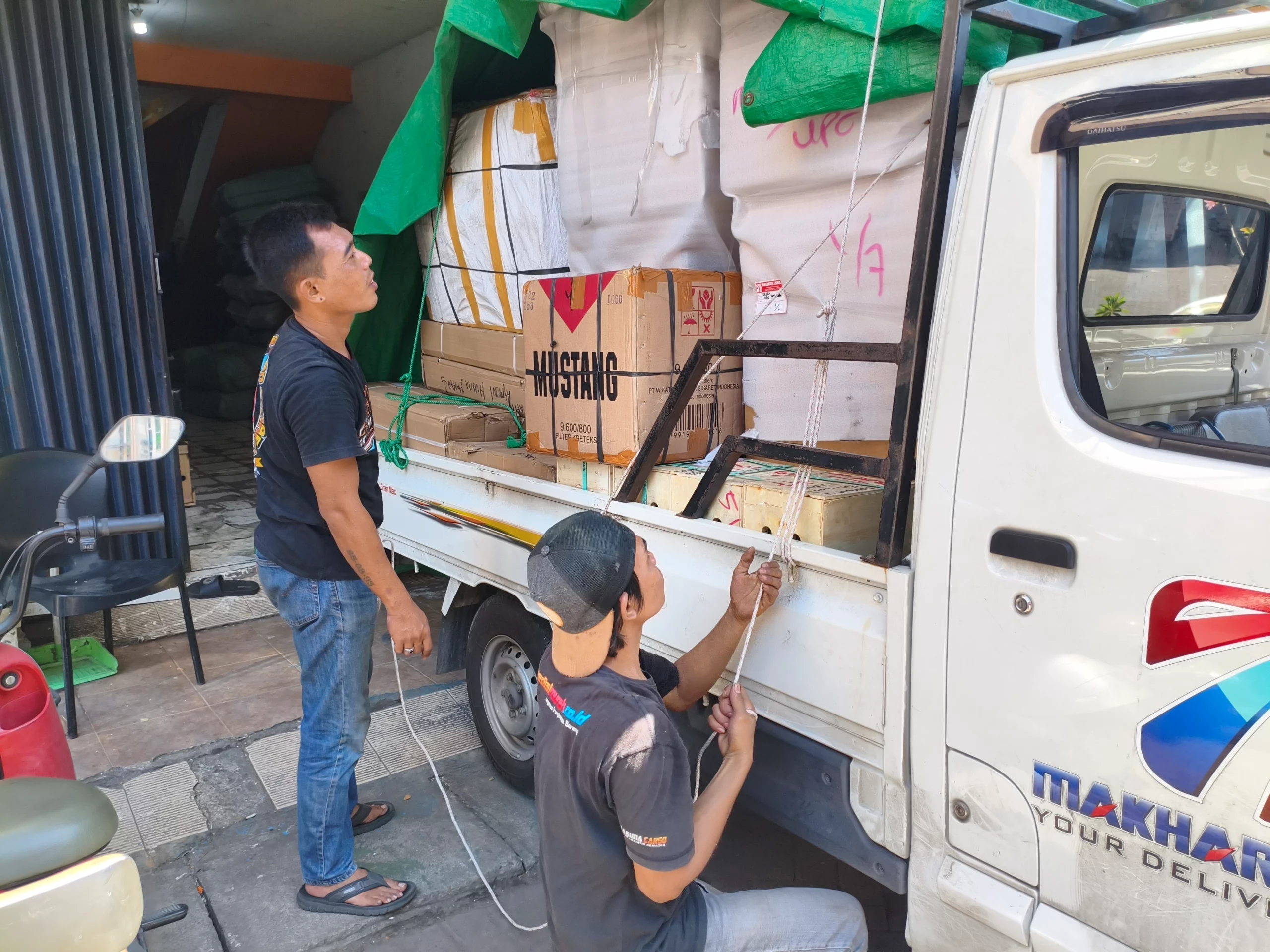 packing cargo laut dengan packing kayu dan pelindung barang fragile