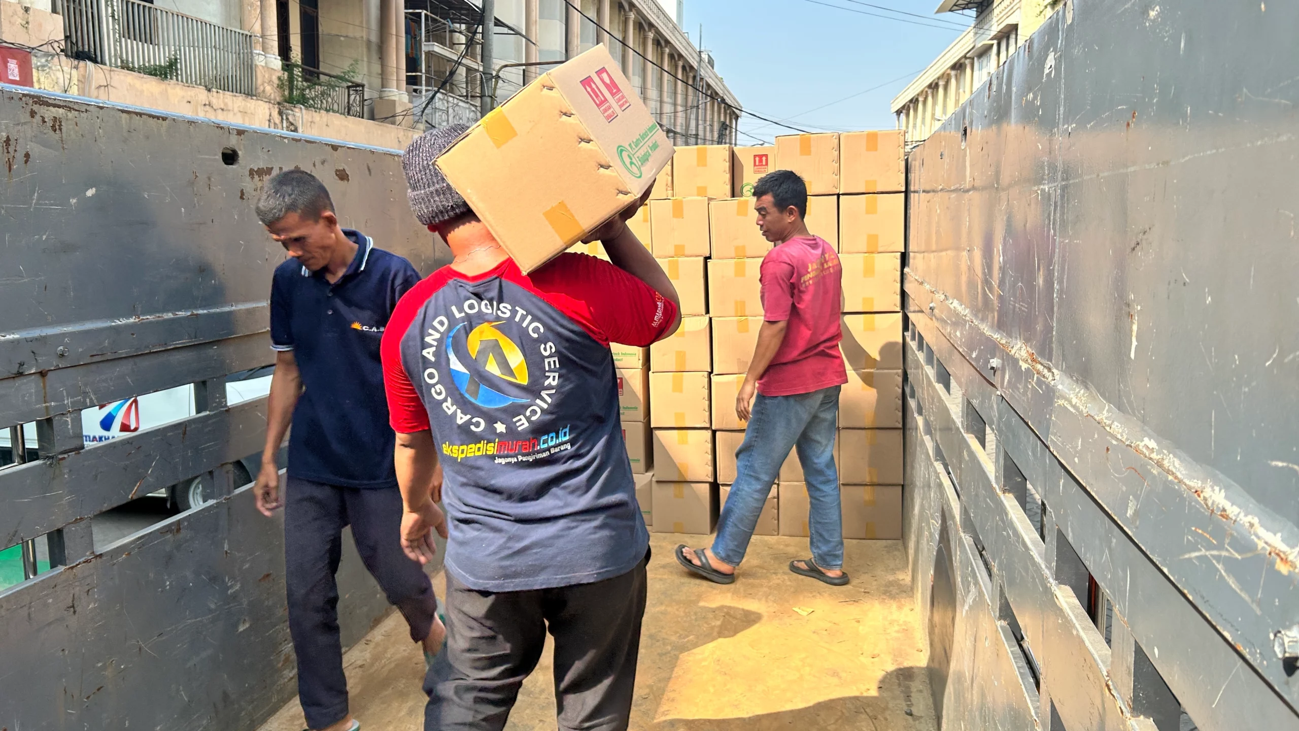 packing kayu timika untuk melindungi mesin dan barang berat selama pengiriman