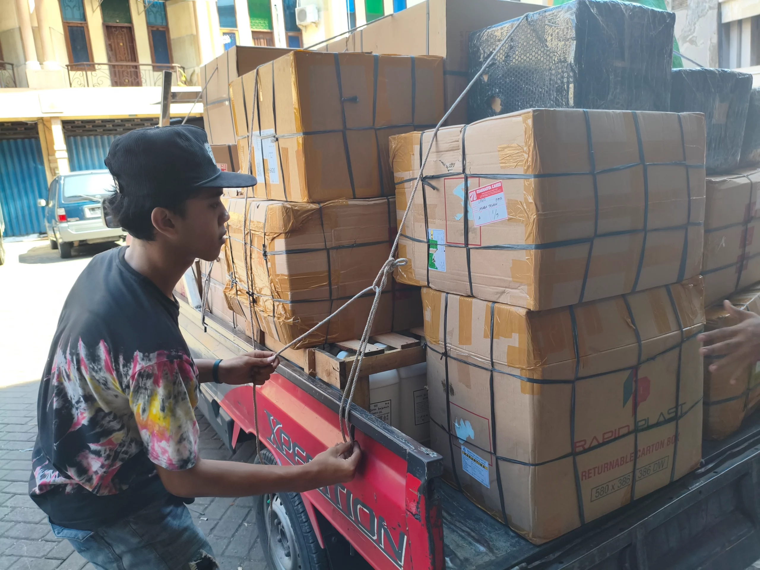 Pengiriman alat besar Sorong menggunakan container dan trucking cargo proyek