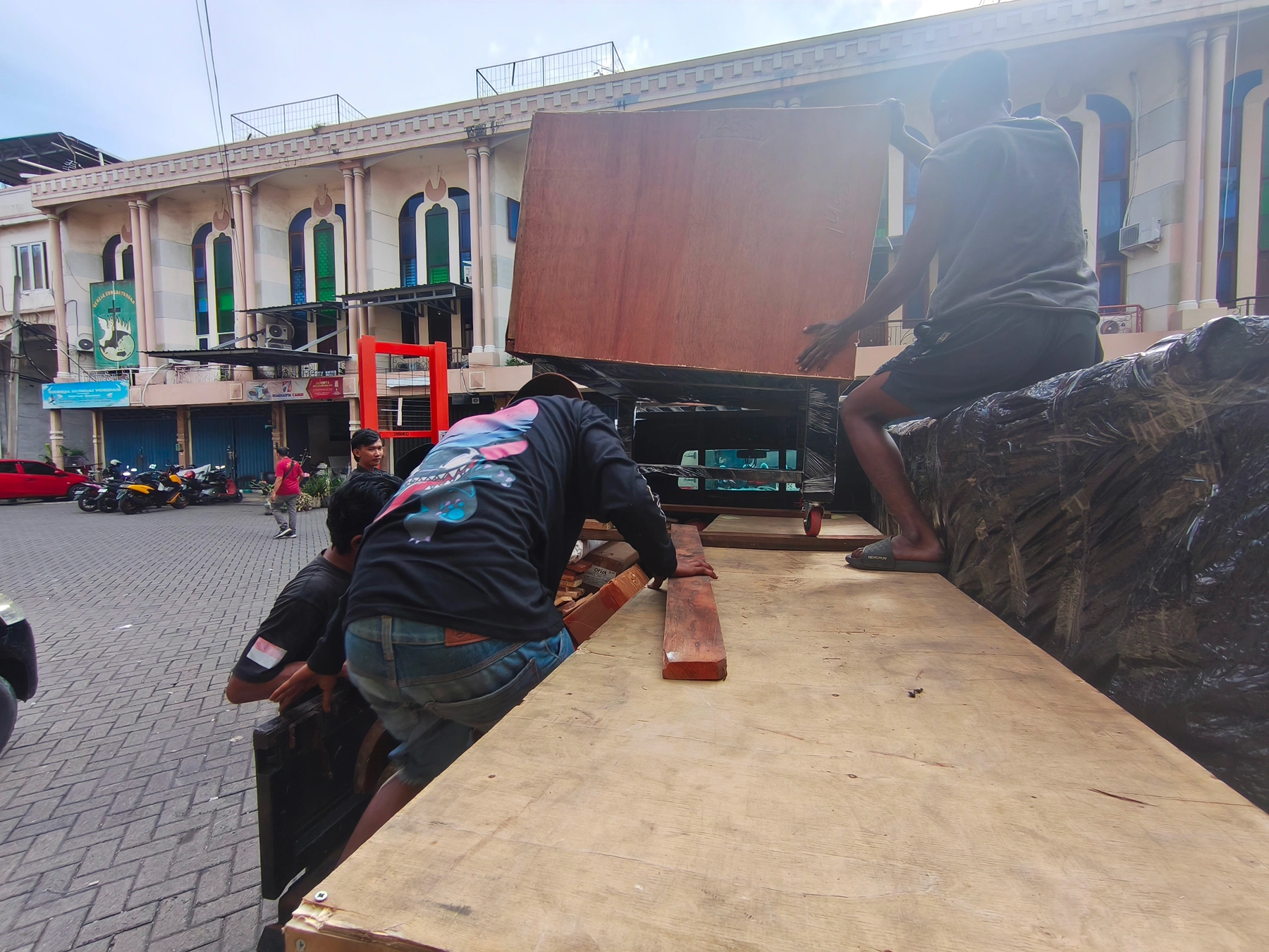 Pengiriman aman Sorong menggunakan cargo laut dan packing tambahan
