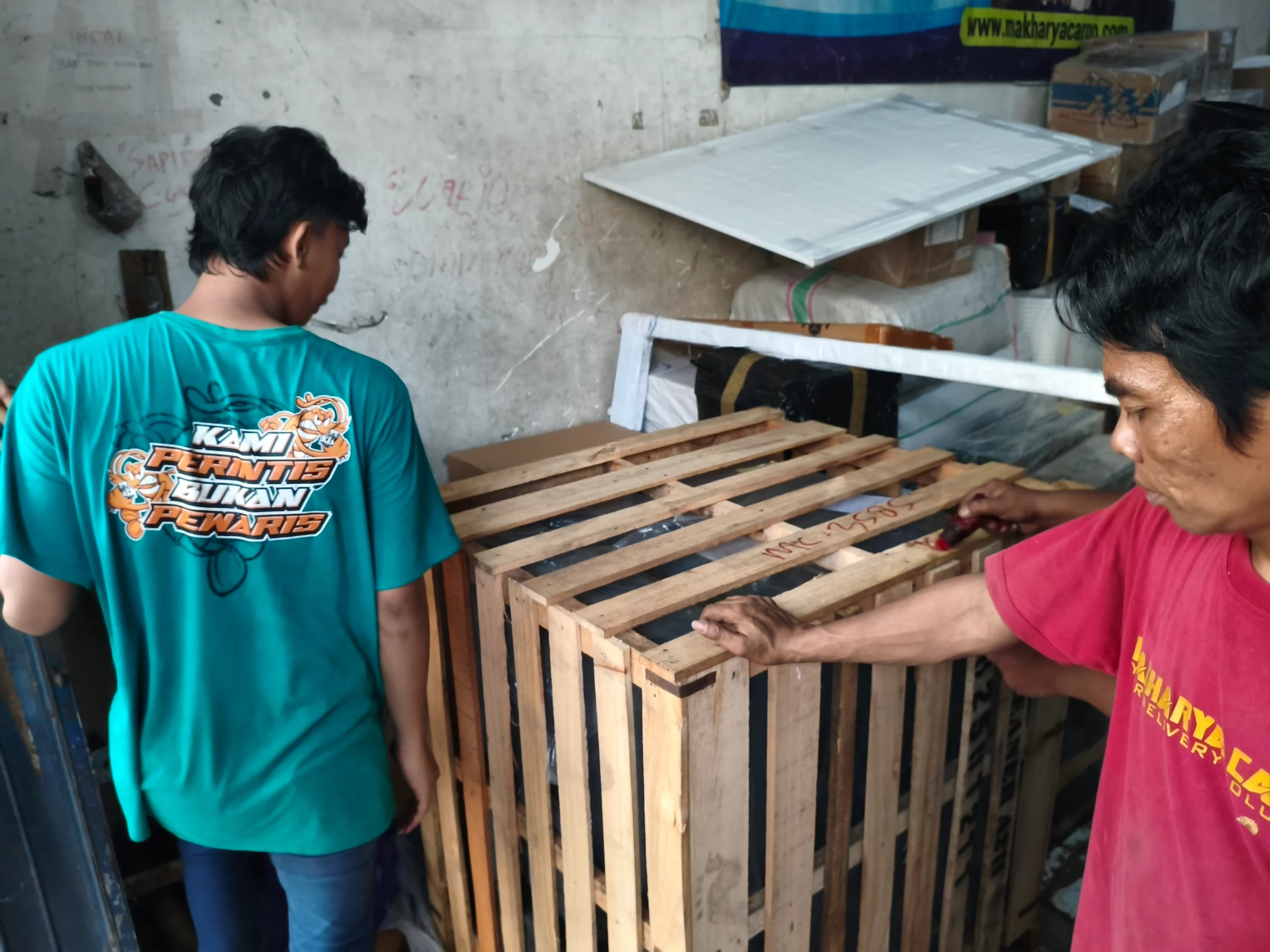 pengiriman barang ke papua melalui jalur laut dari Surabaya.