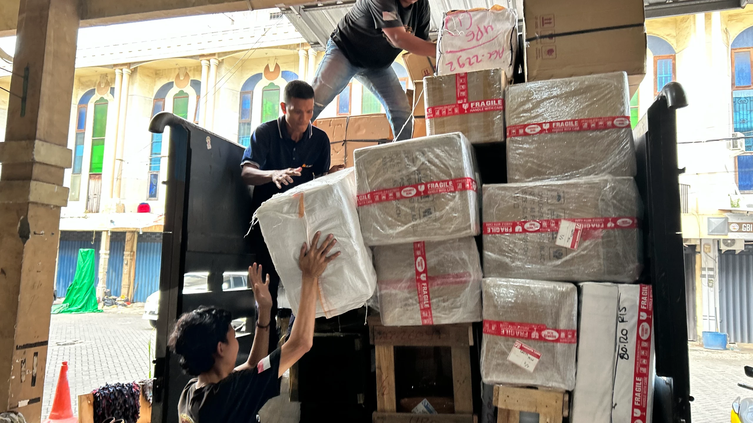 Proteksi pengiriman cargo untuk barang proyek dan distribusi Timika