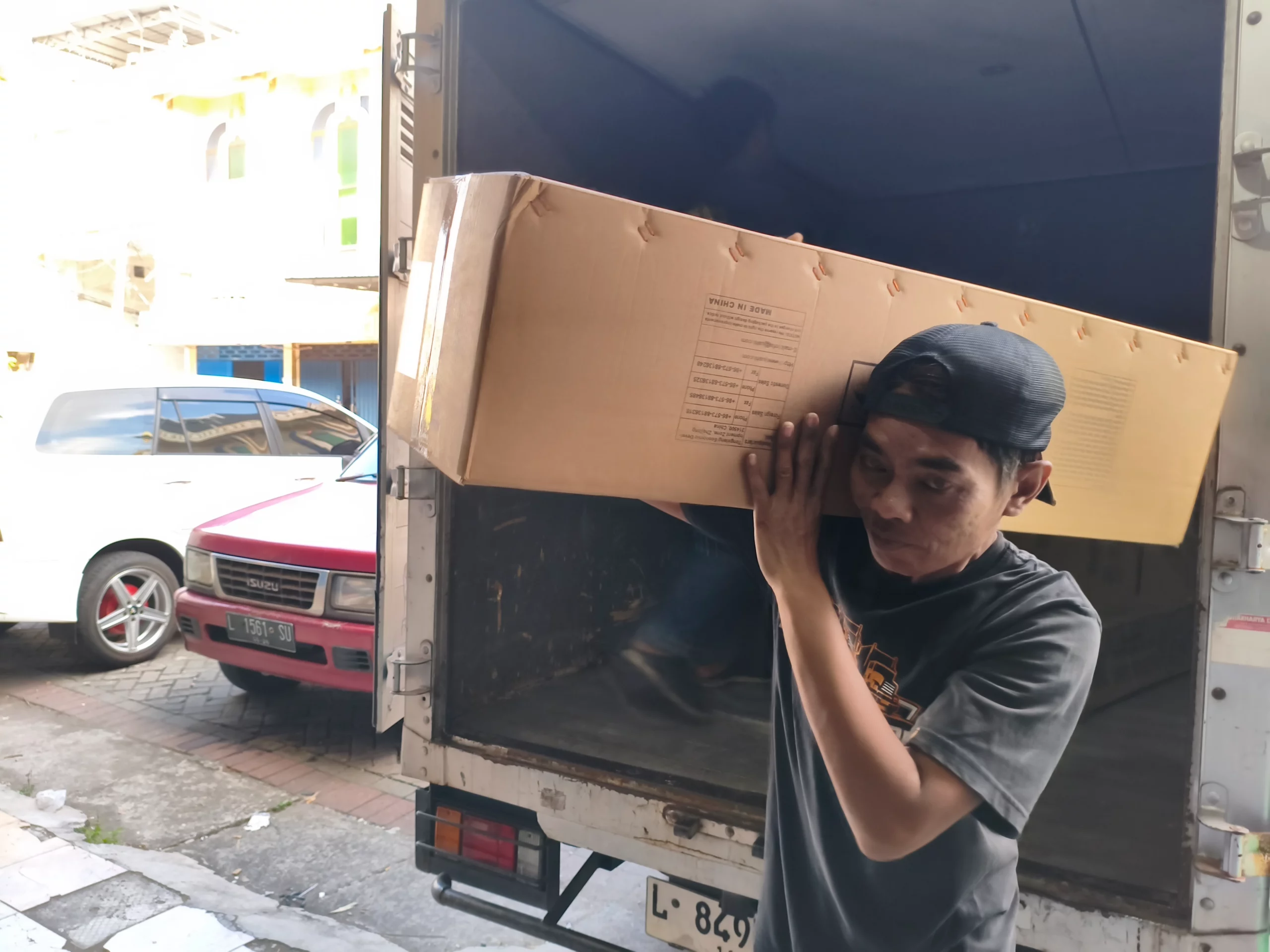 cargo barang berat ditangani secara profesional