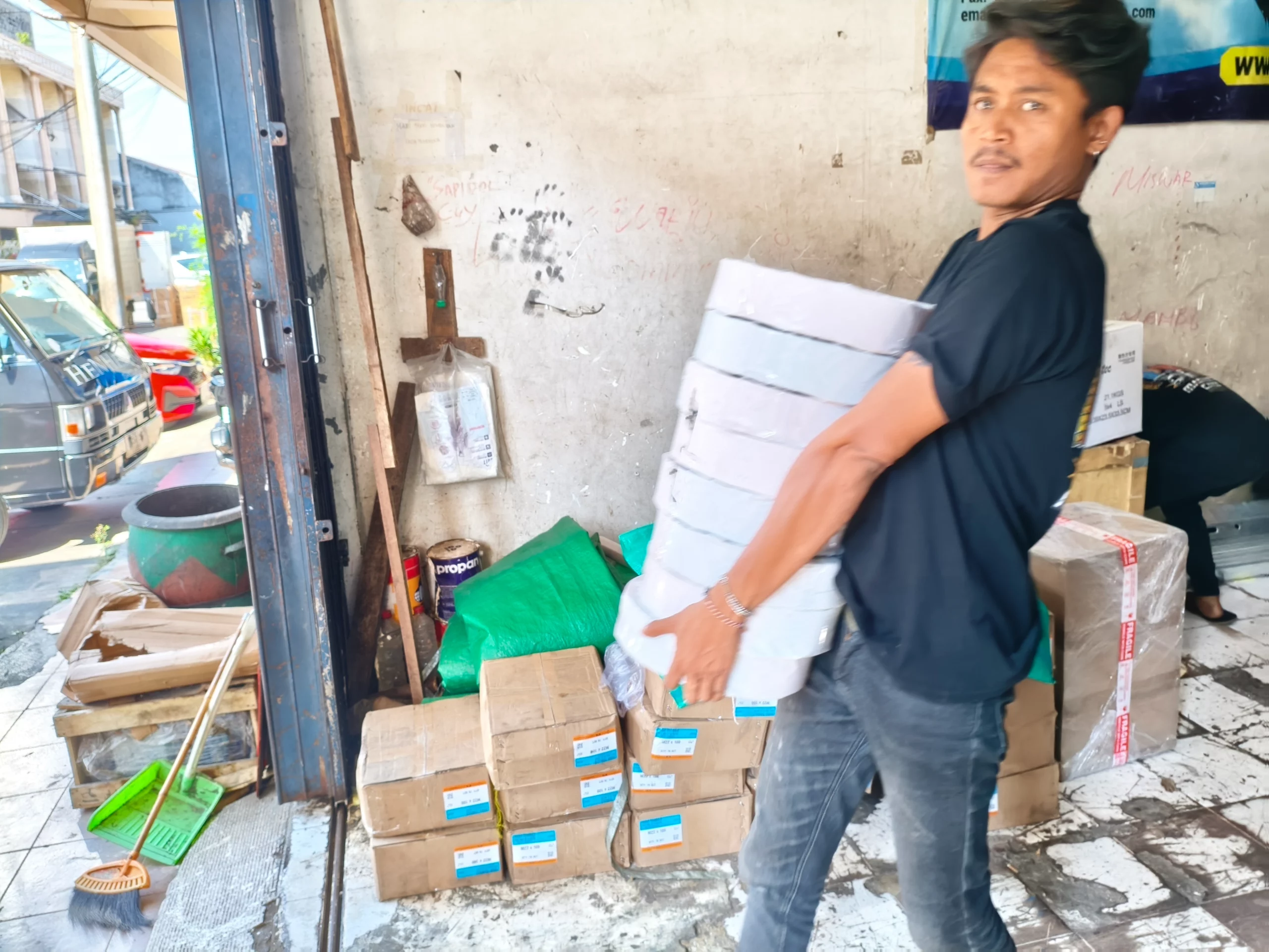 Ilustrasi biaya kirim mobil ke Tanah Grogot berdasarkan jenis kendaraan dan metode pengiriman.