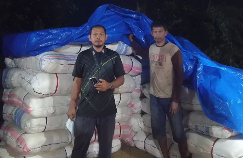 Cargo laut Surabaya Manggar dengan proses bongkar muat di pelabuhan