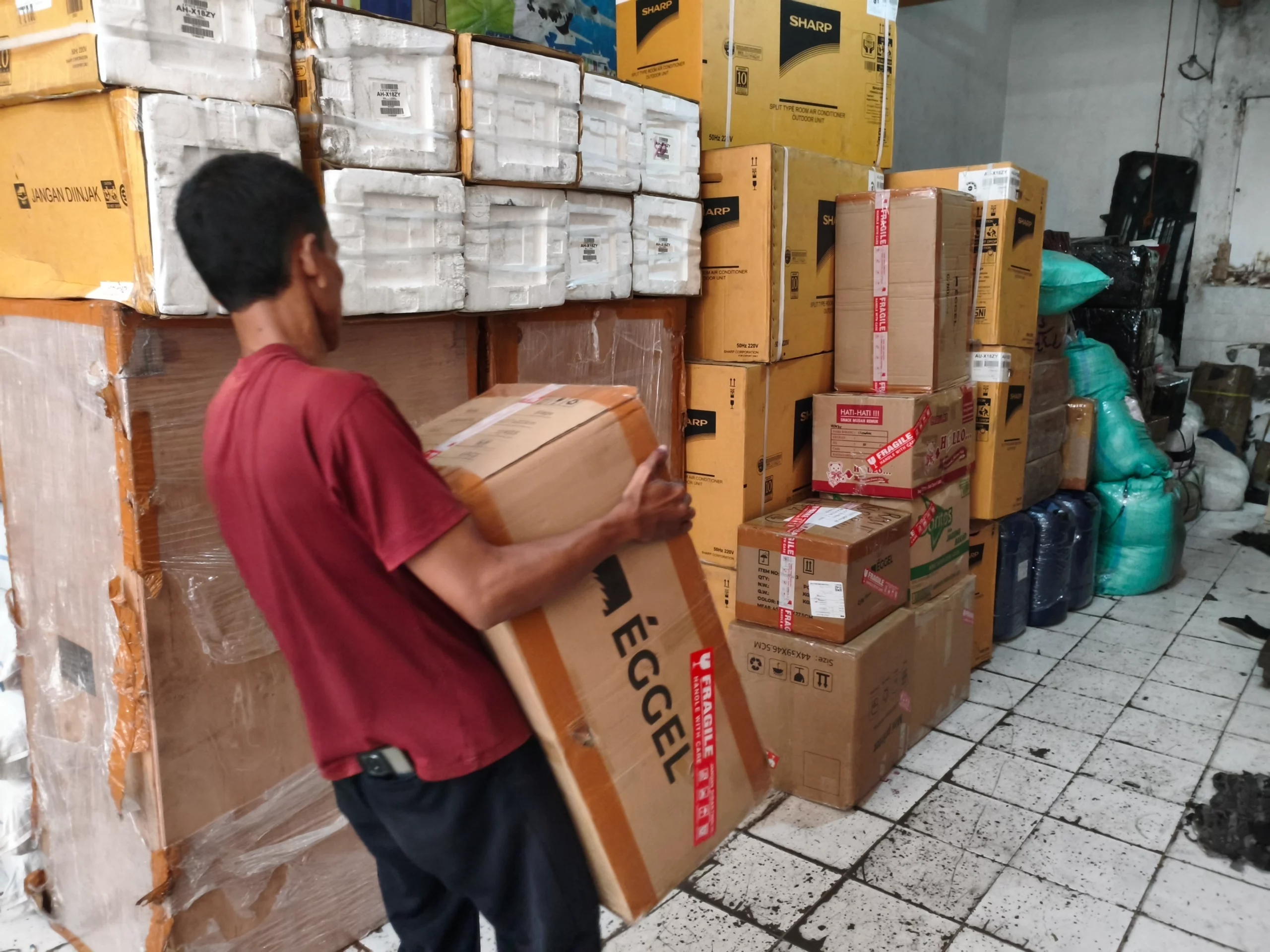 Cek resi Surabaya Manggar secara online untuk melihat status dan riwayat pengiriman barang.