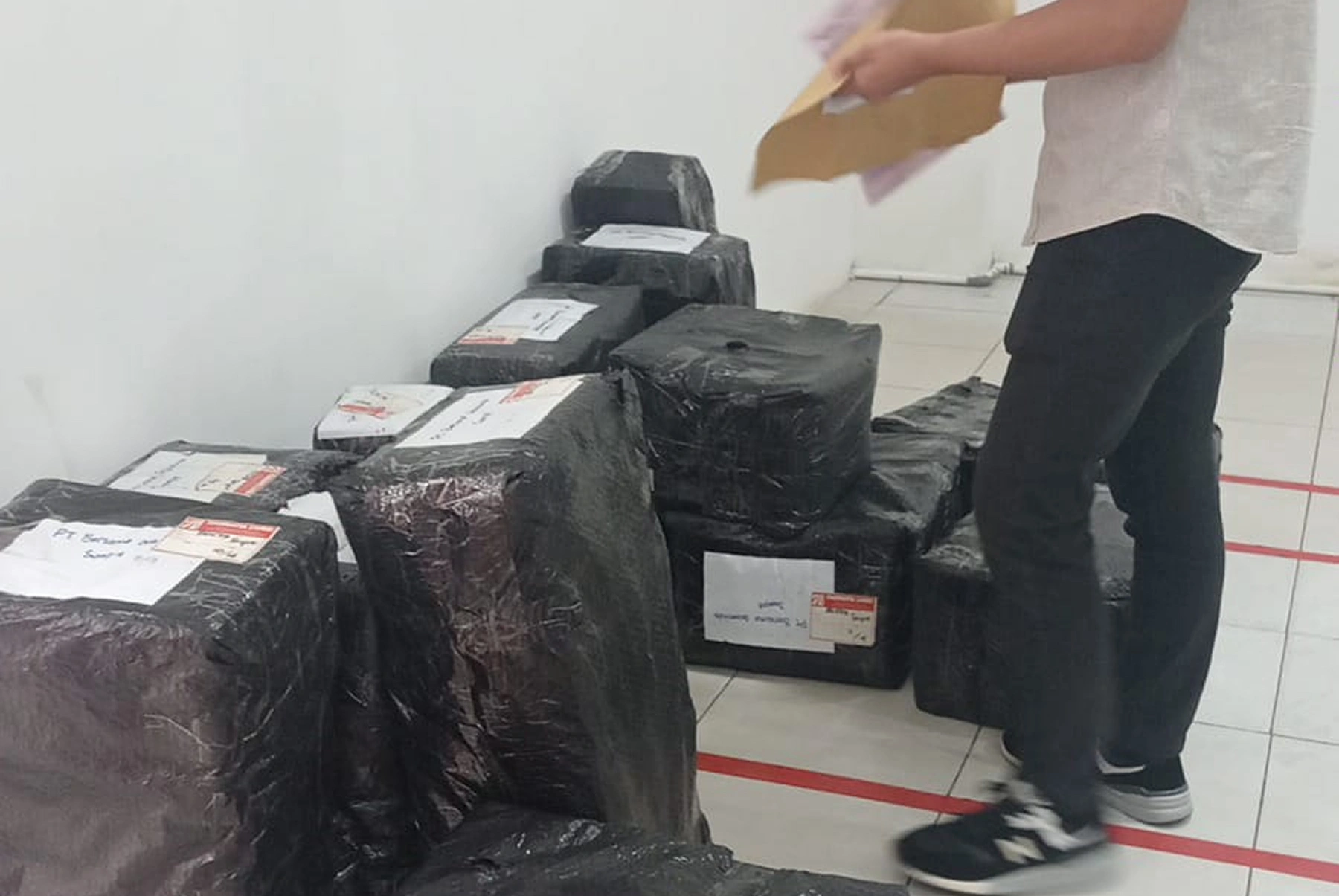 Aktivitas ekspedisi laut Surabaya Bengalon saat bongkar muat barang di pelabuhan