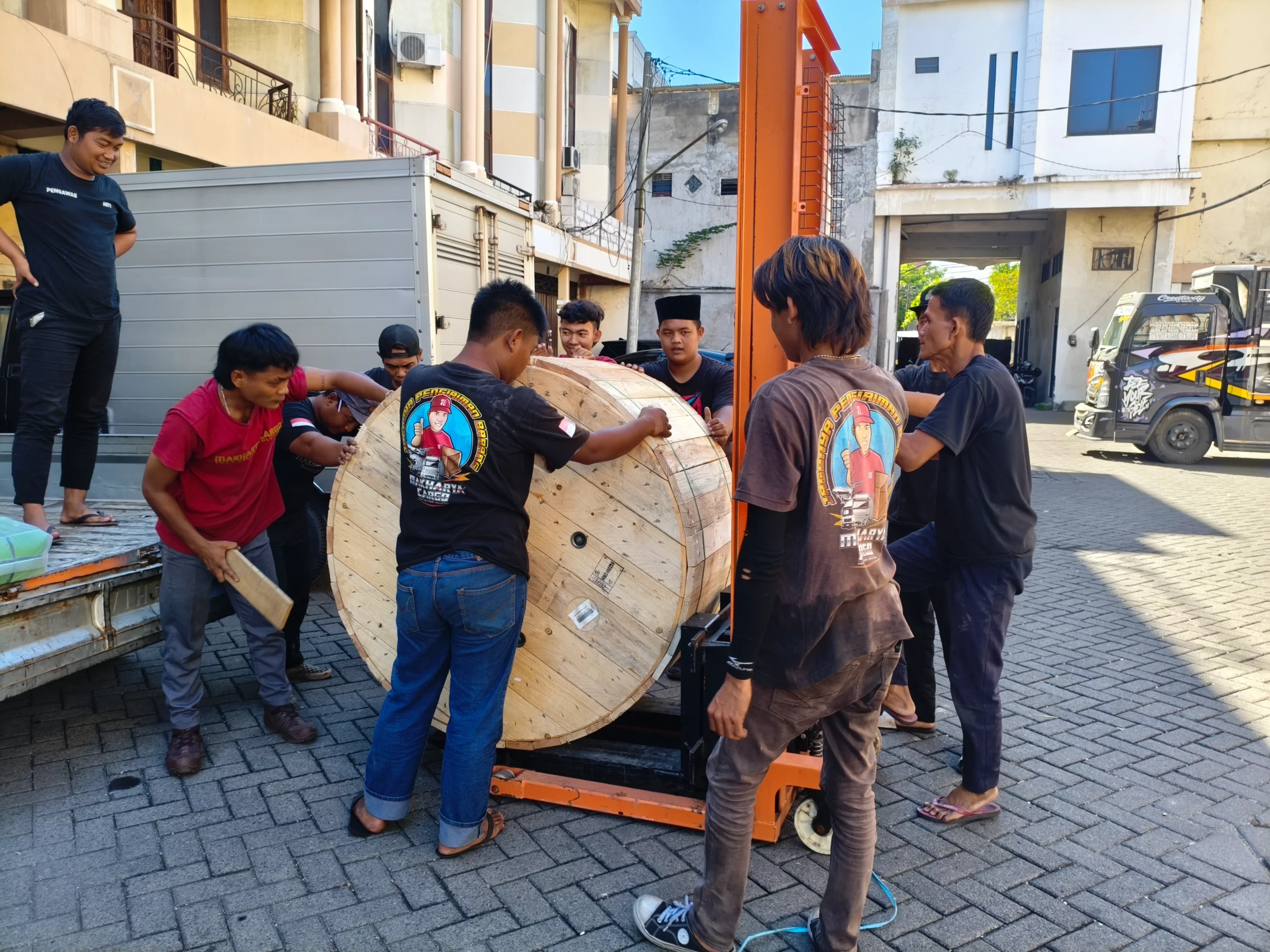 Ongkir Surabaya Tanah Grogot berdasarkan berat barang dan volume pengiriman.