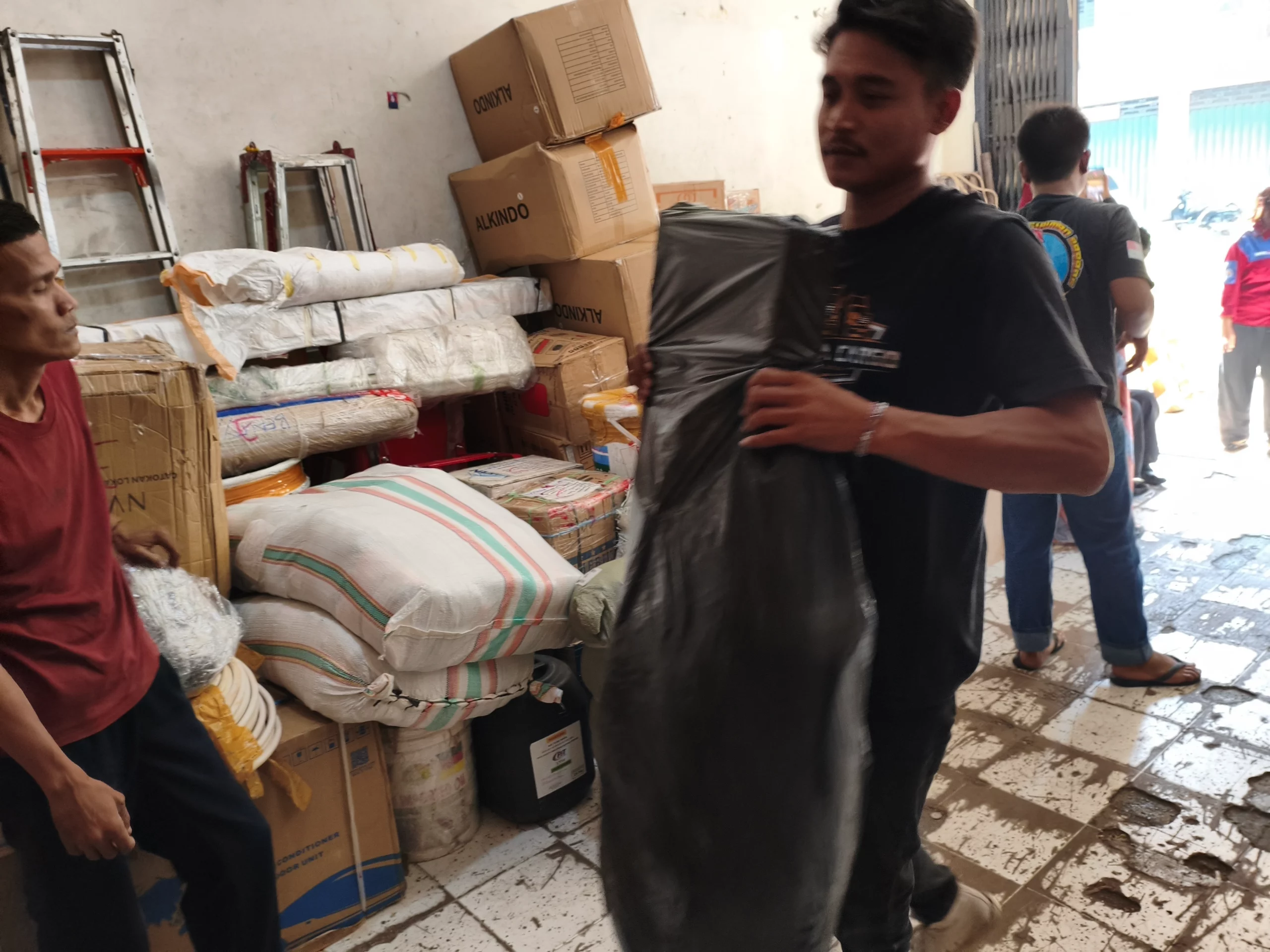 Pengiriman barang berat Surabaya Manggar melalui cargo laut dengan penanganan sesuai karakteristik muatan