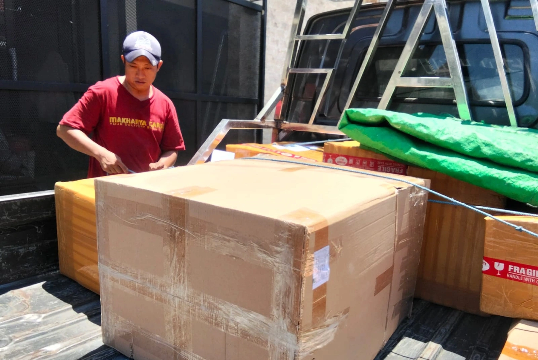Estimasi tarif cargo Surabaya Bengalon untuk berbagai ukuran dan karakter barang.